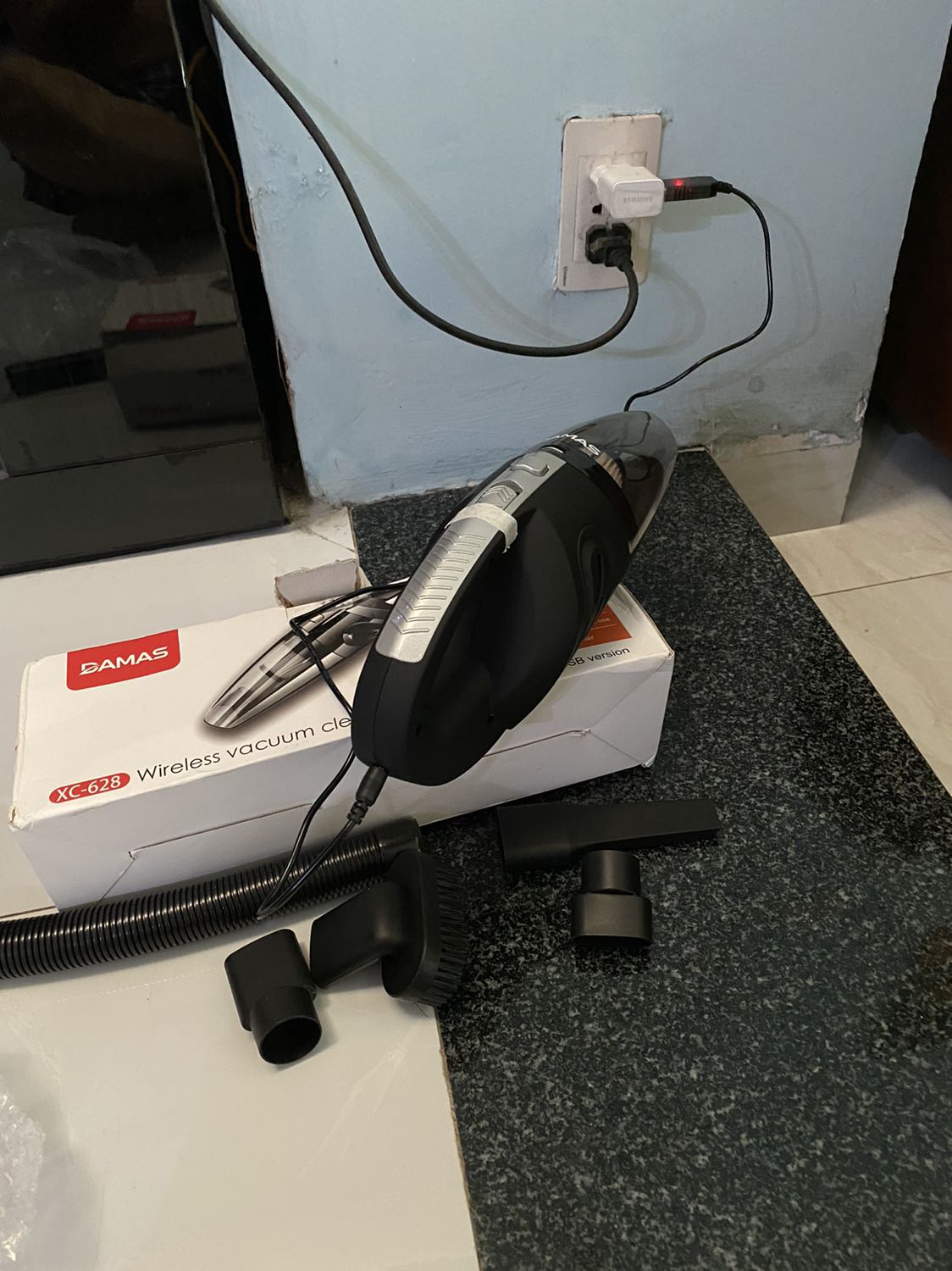 Đang sạc pin, chưa sủ dụng. Không biết trọng lượng bao nhiêu , nhẹ tênh