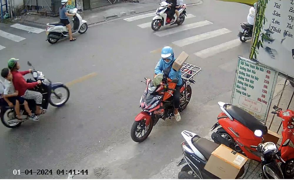 Sp thi ok roi, nhưng ko bao giờ mua hàng của tiki nữa vì đây là cách nhân viên tiki giao hàng . Đứng ngoài bắt ngừoi nhận chạy ra lấy . Ko chịu đưa hàng cho coi ma 1-2 đòi ck tiền xong đi roi ra lấy hàng ( nguyên nhân là buổi sáng mình đi châm cứu, châm cứu thì kim từ đầu tới tay tới chân, nên ko thể nao mình cầm dt và đang đau nữa, 9h 40 tới bất ngờ gọi mình ko dc kêu nv mình pải nhận hàng, rồi hù huỷ đơn , trong khi nv của mình gọi đt mình cung ko thể nghe máy vì mình đang châm cứu mà. Nv mình kêu chiều giao lại thi nói đơn này xa đi cực lắm, ko nhận thì huỷ đơn, nhân viên mình ko dám nhận vì đã từng bị *** đảo giao hàng thu hộ nhưng mình ko mua hàng, nên các bạn ko dám trả. Châm cứu xong 10h30 mình goih lại nói sao đi giao hàng ko goih trước mà tới đột xuất roi bắt ngừoi ta pai nhận bằng được mặc dù ngừoi đó ko pai ngừoi mua hang? Thi kêu la ngày đi trăm đơn rảnh đâu ma gọi trước, roi minh hỏi giao ko dc hù huỷ nua, ok huỷ đi, nhưng ko huỷ mà chiều giao lại, với thái độ như vậy đó .