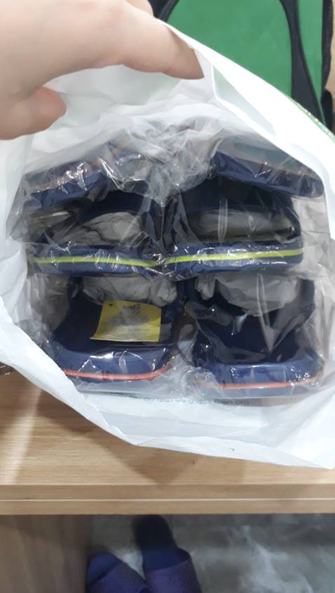 Giao hàng sớm hơn dự kiến 4 ngày, dép giao đủ đúng size, chất lượng hàng Biti's thì k chê vào đâu được. Đặc biệt shop còn tặng quà rất dễ thương nữa, mình rất hài lòng, sẽ ủng hộ ạ