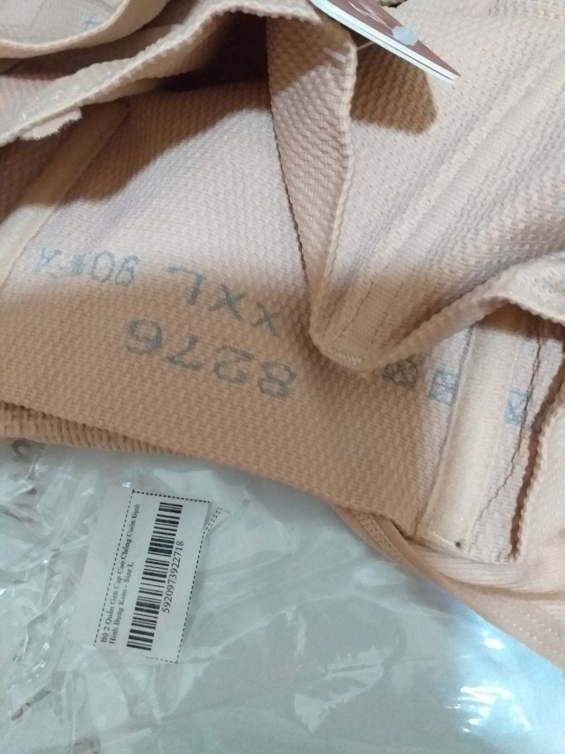 đặt size L giao XXL. Bao bì và đơn hàng đều size L, trong ruột XXL. To quá làm sao mặc được