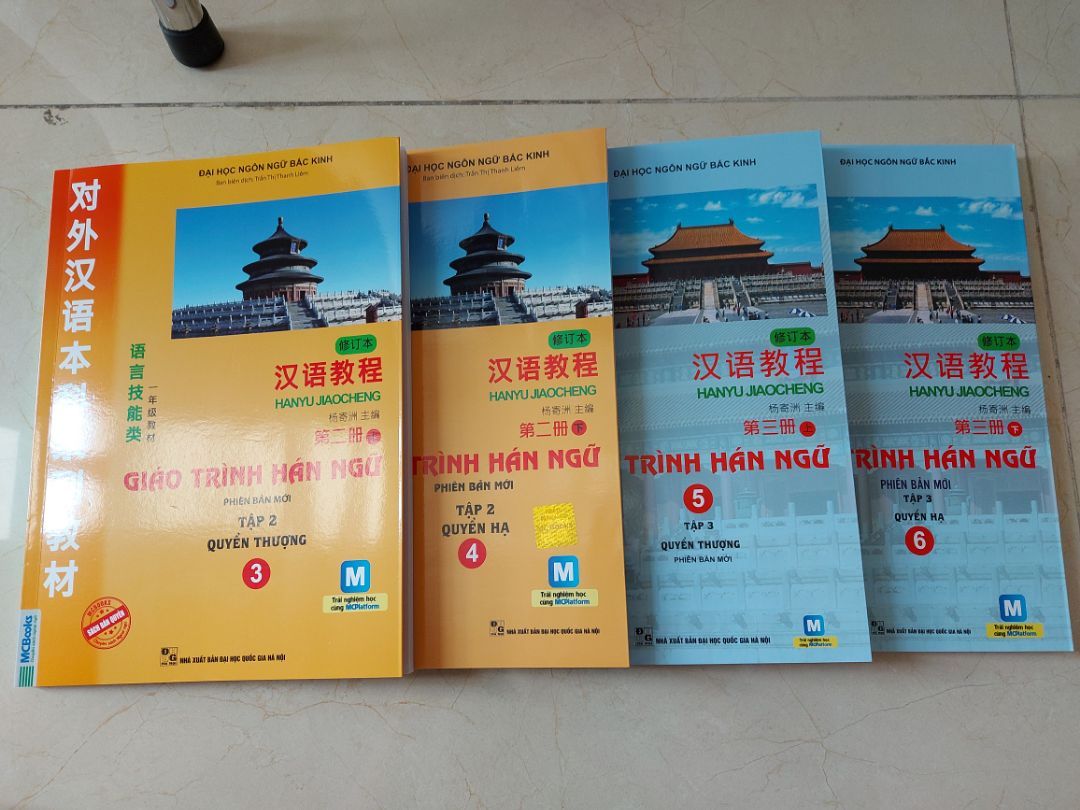 10/5/2***h sáng đặt, 1h trưa giao. Giao siêu nhanh, mặc dù tg dự kiến là 11/5/2023. Gói hàng đẹp, sách mới, k bị nhăn hay lỗi gì. Lúc 2021 có mua 2 cuốn đầu của Kaixin, giấy có vẻ vàng và dày dễ nhìn hơn. 4 cuốn mới mua của Mcbook giấy hơi mỏng và hơi trắng quá. Nói chung là ok