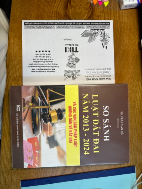 Nhà sách quá tuyệt vời ép nhựa dẻo cái bìa sách luôn 5 sao