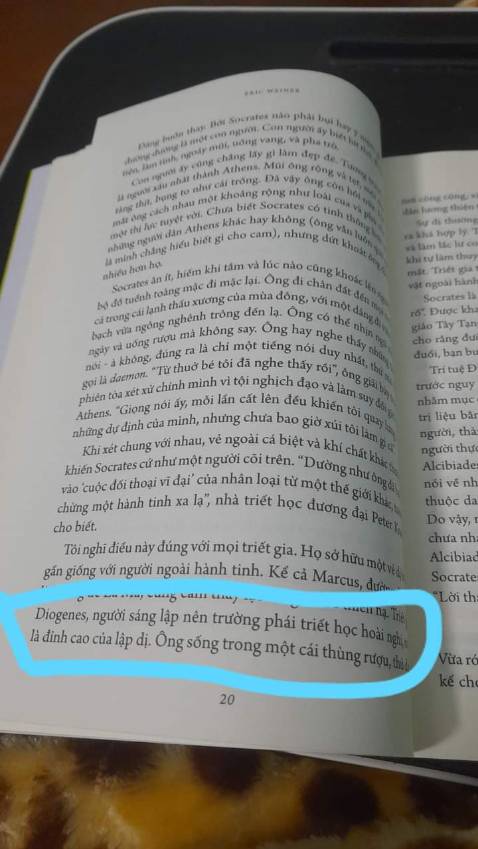 Về cơ bản tổng quan thì sách rất hay .Nhưng có 1 chỗ này ko bít là dịch sai hay là tác giả viết sai .Diogenes là triết gia yếm thế chứ ko phải hoài nghi .Cha đẻ chủ nghĩa hoài nghi là Pyrhon mà Về cơ bản tổng quan thì sách rất hay .Nhưng có 1 chỗ này ko bít là dịch sai hay là tác giả viết sai .Diogenes là triết gia yếm thế chứ ko phải hoài nghi .Cha đẻ chủ nghĩa hoài nghi là Pyrhon mà