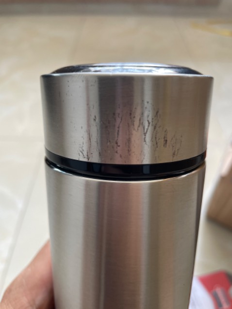 nắp bình bình có vết nứt rất chi là xấu, ngoài ra mọi thứ bình thường, shop không kiểm tra kỹ trước khi gởi đi à. còn chất lượng chưa dùng nên chưa biết