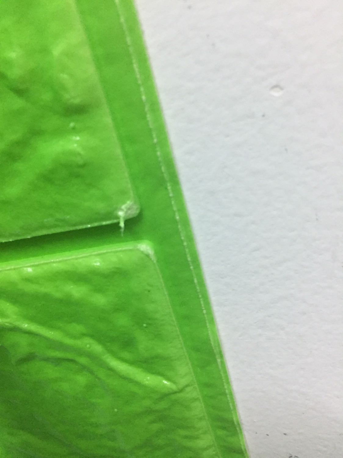 Miếng dán cực mỏng, chưa tới 2mm nữa mà ghi thông số kỹ thật dày 8mm. Lớp phủ cực dễ rách mà quảng cáo chịu lực! 
Giá thị trưởng sản phẩm rất rất thấp so với giá đăng. Tiki dung túng gian thương! Rất bực mình!
Tiki mà không xử lý thoả đáng tôi gửi thông tin này cho báo chí nghiên cứu!