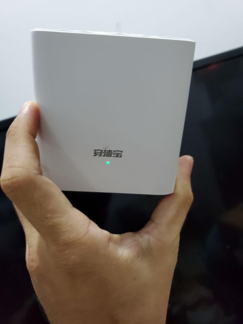 hộp bị móp, lớp giấy bọc đã bị rọc, có vẻ hộp đã được mở ra. hàng mình nhận không phải là hàng tenda quốc tế vì có chữ Trung Quốc