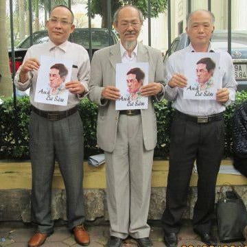 Donate Now




202202asia_vietnam_travelban_illustration
February 17, 2022
“Nhốt chúng tôi ở trong nhà”
Hạn chế tự do đi lại của các nhà hoạt động nhân quyền ở Việt Nam

Available In
English
Tiếng Việt
Ảnh minh họa các nhà hoạt động người Việt bị nhốt. Từ trên, bên trái, theo chiều kim đồng hồ: (1) Phạm Chí Thành, (2) Phạm Đoan Trang, (3) Phạm Chí Dũng, (4) Nguyễn Thúy Hạnh, (5) Phạm Văn Điệp, và (6 )Nguyễn Tường Thụy. © 2022 Aimee Stevens for Human Rights Watch

Video
Tóm Tắt
Vào tháng Giêng năm 2021, giữa kỳ Đại hội Đảng Cộng sản Việt Nam lần thứ 13 tại Hà Nội, các lực lượng an ninh Việt Nam đã canh, nhốt nhiều nhà hoạt động tại gia trong suốt 10 ngày. Các vụ kiềm tỏa đó rất tùy tiện nhưng không phải là biệt lệ; từ lâu rồi, nhà cầm quyền Việt Nam đã dùng cách câu lưu ngoài pháp luật như một thứ công cụ để đối phó với những người bất đồng chính kiến trong các sự kiện chính trị lớn. Trong số các nhà hoạt động bị quản thúc tại gia có bà Nguyễn Thúy Hạnh và chồng bà, ông Huỳnh Ngọc Chênh. Bà Nguyễn Thúy Hạnh viết:

Đã điều bao nhiêu quân đội về Hà Nội để bảo vệ đại hội đảng, mà nhà cầm quyền vẫn chưa yên tâm, thản nhiên tước quyền đi lại của những công dân không phạm pháp chúng tôi bằng việc dùng công an nhốt chúng tôi ở trong nhà suốt kỳ đại hội. Luật nào cho phép nhà cầm quyền làm như vậy đối với chúng tôi.
 

Read a text description of this video
Hành vi tùy tiện cản trở quyền tự do đi lại cũng được chính quyền áp dụng để cấm các nhà hoạt động xuất cảnh. Tháng Chín năm 2018, ông Nguyễn Quang A chuẩn bị đi sang Australia dự một cuộc họp. Trước chuyến đi, ông có uống cà phê với một học giả người Úc trên đường Điện Biên Phủ ở Hà Nội. Khi ông rời quán để đón xe taxi ra sân bay, một số người mặc thường phục tiến đến, cưỡng chế ông lên một chiếc xe và đưa ông tới một đồn công an gần sân bay Nội Bài. Ông bị công an thẩm vấn về chuyến đi dự kiến vào tháng sau của ông tới Brussels, nơi ông được mời ra điều trần trước Quốc Hội Châu Âu về Hiệp định Thương mại Tự do giữa Liên minh Châu Âu và Việt Nam. Công an câu lưu ông vừa đủ lâu để ông bị lỡ chuyến bay đi Australia. Ông Nguyễn Quang A nói:

… trong Bộ Công an có 1 số người, 1 số bộ phận họ lạm dụng quyền hết sức là vô lối. Họ được đào tạo và thấm nhuần tư tưởng là họ có quyền và đối xử với các công dân khác như tội phạm.
Bản phúc trình này lập hồ sơ về các vi phạm thường xuyên của chính quyền Việt Nam đối với quyền tự do đi lại và các quyền cơ bản khác với việc buộc các nhà hoạt động, những người bất đồng chính kiến, người bảo vệ nhân quyền và nhiều người khác phải chịu quản thúc tại gia vô thời hạn, sách nhiễu và các hình thức câu lưu khác – thậm chí câu lưu họ chỉ vừa đủ lâu để không kịp tham dự các buổi biểu tình, phiên tòa hay cuộc gặp với các nhà ngoại giao hay tổng thống Mỹ, và nhiều sự kiện khác nữa. Phúc trình này cũng ghi nhận những trường hợp nhà cầm quyền ngăn cản những người phê phán chính phủ đi lại trong nước hay xuất cảnh đi nước ngoài, trong đó có các vụ chặn giữ tại sân bay hoặc cửa khẩu, và từ chối cấp hộ chiếu hay các giấy tờ khác theo quy định để họ đủ điều kiện xuất cảnh hoặc trở về Việt Nam.

Các hành vi vi phạm thường xuyên nói trên đối với quyền tự do đi lại ở Việt Nam hay bị bỏ qua trong các hồ sơ nhân quyền thông thường, mà theo thông lệ luôn tập trung vào các vấn đề nghiêm trọng hơn như việc kết án và bỏ tù nhiều năm các nhà bất đồng chính kiến, các vi phạm quyền đất đai hay quyền của người lao động, và việc đàn áp các quyền tự do cơ bản của nhà nước Việt Nam độc đảng.

Như sẽ được nêu chi tiết dưới đây, Tổ chức Theo dõi Nhân quyền đã lập hồ sơ nhiều vụ vi phạm quyền tự do đi lại từ năm 2004 và xác định được hơn 170 người bị cấm xuất cảnh. Con số thực tế hiển nhiên cao hơn rất nhiều: thông tin còn thiếu hụt do chế độ kiểm duyệt ngặt nghèo ở Việt Nam và do nhiều nạn nhân sợ rằng nếu công bố vụ việc của họ một cách công khai sẽ dẫn tới việc chính quyền trả thù họ bằng các hành vi hình sự hay các hình thức khác. Hơn nữa, nạn nhân của các vụ việc vi phạm nêu trong phúc trình này không chỉ giới hạn ở những nhà hoạt động nhân quyền và dân chủ được nêu tên; một số lần, chính quyền nhằm cả vào những người thân của họ trong gia đình qua việc quản thúc tại gia hay cấm xuất cảnh như một hình thức trừng phạt tập thể.

Chúng tôi cũng đề cao nỗ lực của các nhà hoạt động dũng cảm khi thách thức cơ sở pháp lý đối với các việc làm của chính quyền và bộc lộ mức độ khó khăn, hay thậm chí bất khả thi, của việc đòi công bằng pháp lý qua các tòa án do Đảng Cộng sản kiểm soát ở Việt Nam.

Nhốt tại nhà
Nhà cầm quyền Việt Nam sử dụng một loạt chiến thuật để thực hiện việc nhốt tại nhà:

· cử các nhân viên an ninh mặc thường phục đóng chốt ngoài tư gia;

· dùng ổ khóa bên ngoài để khóa trái người bên trong nhà;

· dựng chốt chặn và các chướng ngại vật hay rào chắn để ngăn cản người bên trong không ra ngoài được và những người bên ngoài không vào được;

· huy động côn đồ địa phương đe dọa người dân ở nguyên trong nhà;

· đổ các chất kết dính mạnh— như keo đa năng —vào các ổ khóa.

Phương pháp phổ biến nhất để nhốt tại nhà hiện nay là bố trí vài người mặc thường phục bên ngoài căn nhà của “đối tượng.” Nếu người trong nhà cố tìm cách rời nhà, như trường hợp của ông bà Nguyễn Thúy Hạnh và Huỳnh Ngọc Chênh nêu trên, những người này sẵn sàng dùng vũ lực chặn đường họ. Những người bị quản thúc theo cách này sau cùng cũng phải bỏ cuộc và trở vào nhà.

Cách thức đó phổ biến đến nỗi các nhà hoạt động và blogger đã vận dụng một số thành ngữ dân gian để ám chỉ tình trạng quản thúc tại gia. Trong số đó có từ bánh canh, một món ăn miền Nam: bánh là từ tiếng Việt chỉ bánh kẹo hay một loại mì sợi làm từ bột, còn canh thường có nghĩa là nước dùng hay động từ canh gác. Thế là các nhà hoạt động đăng vui trên Facebook là họ đang ăn bánh canh – theo nghĩa đen là món mì gác – để nói rằng các nhân viên an ninh đang ở bên ngoài nhà họ, cản trở họ không được rời nhà.

Một hình thức tiếu lâm khác nữa là câu thành ngữ phổ biến, đến hẹn lại lên (nguyên là tiêu đề một bộ phim miền Bắc Việt Nam năm 1974) sau đó được dùng trong ngôn ngữ hàng ngày để chỉ những việc diễn ra theo định kỳ. Thành ngữ đó được biến thành đến hẹn lại canh, để chỉ trong khi một sự kiện quan trọng đang diễn ra thì các nhà hoạt động bị giám sát. Một thuật ngữ khác, dạt vòm (tiếng lóng chỉ những người có nhà nhưng đi ngủ lang thang nơi khác) đôi khi được dùng để diễn tả cảnh các nhà hoạt động chủ ý rời khỏi nhà mình đến ở một nơi không rõ để tránh bị quản thúc tại gia trước một sự kiện quan trọng nào đó.

Quản thúc tại gia thường trùng hợp với các sự kiện chủ chốt hay các ngày quan trọng theo lịch nhà nước, trong đó có các ngày lễ quốc gia và tôn giáo hay các sự kiện chính trị quan trọng ở tầm quốc gia như đại hội Đảng Cộng sản, các kỳ bầu cử dàn dựng cấp quốc gia, các hội nghị, kỳ họp thượng đỉnh quốc tế hay các phiên tòa chính trị xử các nhà bất đồng chính kiến quan trọng.

Những ngày đặc biệt nhạy cảm bao gồm ngày 30 tháng Tư (kỷ niệm kết thúc cuộc chiến tranh ***); ngày 26 tháng Sáu (Ngày Quốc tế Ủng hộ Nạn nhân Bị Tra tấn của Liên Hiệp Quốc); ngày mồng 2 tháng Chín (Quốc khánh Việt Nam); và ngày mồng 10 tháng Mười hai (Ngày Quốc tế Nhân quyền); và bất cứ ngày nào các nhà hoạt động quyết định tụ họp chính thức hay không chính thức để kỷ niệm một sự kiện quan trọng như ngày trao giải hàng năm của nhóm văn chương độc lập Văn Việt, ngày thành lập Hội Nhà báo Độc lập; hay ngày thành lập Phong trào Con đường Việt Nam.

Những ngày khác cũng bị chính quyền coi là nhạy cảm bao gồm những ngày trước và trong khi diễn ra đối thoại nhân quyền giữa Việt Nam với Hoa Kỳ, Liên minh Châu Âu, hay Australia; trước và trong các chuyến thăm Việt Nam của các Tổng thống Hoa Kỳ, như Bill Clinton năm 2000, Barack Obama năm 2016, và Donald Trump vào tháng Mười một năm 2017 (APEC) và tháng Hai năm 2019 (Cuộc gặp Thượng đỉnh Trump-Kim), hay các nguyên thủ quốc gia khác; và trước và trong các chuyến thăm của quan chức ngoại giao về các vấn đề liên quan tới nhân quyền như của đặc sứ Liên Hiệp Quốc về tự do tôn giáo và tín ngưỡng, hay của đại sứ lưu động Hoa Kỳ về tự do tôn giáo.

Do lịch sử ngoại giao lâu dài và phức tạp giữa Việt Nam với người láng giềng khổng lồ Trung Quốc, và mối quan hệ bất tường minh giữa hai chính quyền, nhiều nhà hoạt động Việt Nam cũng là những người biểu tình cuồng nhiệt phản đối Trung Quốc. Nhiều ngày “nhạy cảm” trong năm, là thời điểm các nhà hoạt động bị quản thúc tại gia, có liên quan đến Trung Quốc, như:

Ngày 19 tháng Giêng (kỷ niệm trận chiến Hoàng Sa năm 1974 giữa hải quân Việt Nam Cộng Hòa (Nam Việt Nam) với Trung Quốc);
Ngày 17 tháng Hai (kỷ niệm chiến tranh biên giới Việt-Trung năm 1979);
Ngày 14 tháng Ba (kỷ niệm trận chiến đảo Gạc Ma giữa Việt Nam và Trung Quốc năm 1988); và
Ngày mồng 1 tháng Mười (Quốc khánh Trung Quốc).
Các tín đồ Hòa Hảo không chấp nhận gia nhập các giáo hội do nhà nước kiểm soát thường bị quản thúc tại gia ít nhất ba lần trong một năm: ngày thành lập đạo, ngày kỷ niệm sinh nhật và ngày giỗ Giáo chủ Huỳnh Phú Sổ.

Trong vài năm gần đây, có vài ngày nhạy cảm mới đã được bổ sung vào lịch. Quản thúc tại gia thường diễn ra vào các kỳ cuối tuần sau các cuộc biểu tình đông người, như sau khi Nhà máy Thép Formosa xả độc dẫn tới khủng hoảng môi trường diện rộng dọc bờ biển miền Trung Việt Nam năm 2016, hay sau các cuộc biểu tình đông người phản đối dự luật đặc khu kinh tế và luật an ninh mạng năm 2018.

Trong hầu hết các vụ quản thúc, các nhà hoạt động có thể đoán được lý do chính quyền quản thúc họ tại gia. Nhưng vẫn có những lần không rõ lý do vì sao. Tháng Ba năm 2019, ông Nguyễn Quang A viết: “Vẫn Đ. biết hôm nay là ngày gì!” thể hiện sự bức xúc vì không hiểu lý do mình bị quản thúc vào đúng ngày hôm đó.

Đón lõng trên đường đi dự sự kiện
Chính quyền thường cản trở các nhà hoạt động tham dự các cuộc gặp mặt hay các sự kiện bị chính quyền coi là nhạy cảm về chính trị, bằng cách tiến hành bắt giữ, câu lưu hay kiềm tỏa một cách tùy tiện cho đến khi sự kiện đã qua đi hoặc họ không thể tới dự được nữa. Thường thì công an hay côn đồ dùng vũ lực buộc người đó lên một chiếc xe hơi và chở đi lòng vòng hay nhốt vào một đồn công an trong thời gian đủ lâu theo ý chính quyền.

Tháng Năm năm 2019, blogger nổi tiếng Nguyễn Hữu Vinh, bút danh Anh Ba Sàm, đã thi hành xong án tù năm năm và được thả. Để ngăn chặn các nhà hoạt động thân hữu đi đón anh về nhà, chính quyền đã quản thúc nhiều nhà hoạt động tại gia. Một trong số đó là Võ Văn Tạo, ông kể lại rằng vào buổi tối ngày mồng 4 tháng Năm, nhiều người mặc thường phục ép ông lên một chiếc xe máy, đưa ông tới đồn công an và tịch thu điện thoại di động cùng chứng minh thư của ông. Võ Văn Tạo kể lại các nhân viên an ninh đã tuyên bố với ông rằng họ “muốn ngăn cản mọi người đến chúc mừng anh Ba Sàm khi anh ra tù, trở về nhà vào ngày 5/5.”

Vấn nạn này đạt đến tầm quốc tế trong chuyến thăm Việt Nam của nguyên Tổng thống Barack Obama vào tháng Năm năm 2016. Để thể hiện sự ủng hộ của mình với nỗ lực của các nhà hoạt động, Tổng thống Obama lên kế hoạch gặp gỡ với đại diện các nhóm xã hội dân sự của Việt Nam. Đài BBC tiếng Việt đưa tin rằng chỉ có 6 trong số 15 người được mời đã tới dự cuộc gặp. Những người khác, trong đó có luật sư Hà Huy Sơn, bị an ninh ngăn cản không tới được. “Họ nói tôi có thể đi đâu cũng được nhưng không được tới sứ quán. Và họ vẫn theo dõi tôi,” ông Sơn nói tại thời điểm đó.

Đại sứ quán Hoa Kỳ cũng mời bà Phạm Đoan Trang tới gặp Tổng thống Obama. Trong lúc đó, bà Trang đang phải chữa bệnh ở Thành phố Hồ Chí Minh để điều trị chấn thương do lực lượng an ninh gây ra khi dùng vũ lực giải tán một cuộc biểu tình ủng hộ môi trường ở Hà Nội vào tháng Tư năm 2015. Bà sợ rằng nếu bay từ Thành phố Hồ Chí Minh ra Hà Nội sẽ bị công an chặn, nên quyết định đi bằng xe hơi. Hai nhà hoạt động thân hữu là Trần Thu Nguyệt và Vũ Huy Hoàng cùng đi với bà. Ngày 23 tháng Năm, nhân viên an ninh chặn xe và câu lưu ba người ở Ninh Bình, cách Hà Nội khoảng 100 cây số về hướng Nam. Họ được thả ra vào buổi chiều ngày hôm sau, khi ông Obama đang trên đường rời Hà Nội.

Dù các nhân viên an ninh đóng chốt bên ngoài nhà ông Nguyễn Quang A ở Hà Nội từ ngày 23 tháng Năm, sáng sớm ngày 24 tháng Năm ông vẫn cố rời nhà để đi gặp Obama, cùng đi có vợ, con trai ông và một nhà hoạt động nữa. Khi họ tới một ngã tư gần đó, một nhóm người chặn họ lại hỏi đi đâu. Ông Nguyễn Quang A hỏi họ là ai và đòi xem giấy tờ, nhưng những người này chỉ gạt vợ ông sang bên và đẩy ông vào một chiếc xe hơi rồi chở đi lòng vòng để “giết thời gian.” Khi họ thả ông xuống, tổng thống Obama đã lên đường đi Thành phố Hồ Chí Minh.

Ở Thành phố Hồ Chí Minh, ông Obama cũng gặp các thành viên của Sáng kiến Thủ lĩnh Trẻ Đông Nam Á (YSEALI). Nhà hoạt động sinh viên Trần Hoàng Phúc là một khách được mời. Anh mang theo tài liệu liên quan tới thảm họa môi trường của Nhà máy Thép Formosa. Khi anh đang đợi để vào phòng họp, các nhân viên an ninh tới và đưa anh tới một đồn công an gần đó để thẩm vấn. An ninh cũng câu lưu một người đứng ngoài, là nhà hoạt động Nguyễn Nữ Phương Dung bạn anh, người đã trốn khỏi nhà mấy ngày trước để tránh bị quản thúc tại gia trong chuyến thăm của ông Obama.

Cựu tù nhân chính trị Phạm Bá Hải cũng rời nhà trước khi ông Obama tới Thành phố Hồ Chí Minh và đến ở một khách sạn để tránh bị quản thúc tại gia. Thế mà vào lúc 2 giờ sáng ngày 24 tháng Năm, công an tới khách sạn đó và buộc ông về nhà. Họ nhốt ông trong nhà cho đến khi Obama rời Việt Nam.

Trong một số trường hợp, các nhân viên an ninh sử dụng các biện pháp cực đoan hơn, như câu lưu các nhà hoạt động và áp giải họ về quê nhà trên tàu hỏa hoặc máy bay.

Tháng Sáu năm 2011, blogger Nguyễn Ngọc Như Quỳnh (bút danh Mẹ Nấm) đang tới thăm bạn bè ở Thành phố Hồ Chí Minh. Công an câu lưu bà một ngày rồi đưa bà lên tàu về nhà ở Nha Trang để bà không thể tham gia cuộc biểu tình chống Trung Quốc ở Thành phố Hồ Chí Minh được. Tháng Năm năm 2016, hai ngày trước cuộc bầu cử toàn quốc, các nhân viên an ninh câu lưu nhà hoạt động Nguyễn Viết Dũng đang đi thăm các nhà hoạt động bè bạn ở Thành phố Hồ Chí Minh, và áp giải ông ra sân bay. Sau khi hạ cánh ở Vinh, quê ông, ông bị hành hung thân thể trước khi được phóng thích. Tháng Sáu năm 2018, nhà hoạt động Phạm Lê Vượng Các bay từ Thành phố Hồ Chí Minh ra Hà Nội để dự một cuộc thi cho lớp luật. Công an chặn ông khi vừa tới sân bay Nội Bài và buộc ông trở lại Thành phố Hồ Chí Minh để ông không thể tham dự cuộc biểu tình ở Hà Nội cuối tuần đó.

Cản trở Xuất Nhập Cảnh
Chính quyền Việt Nam cũng thường vi phạm quyền tự do đi lại khi cản trở công dân xuất hoặc nhập cảnh Việt Nam, đặc biệt là ở hai sân bay quốc tế lớn nhất và sáu cửa khẩu quan trọng nhất trong nước. Trong nhiều vụ việc, công an chặn hành khách ở sân bay hay quầy xuất nhập cảnh đường bộ, đưa họ vào một căn phòng khác, và tuyên bố rằng họ không được phép rời Việt Nam. Trong một số trường hợp, công an chặn giữ ngay trong lúc người đó đang chuẩn bị lên máy bay. Tháng Mười năm 2006, Lê Thị Công Nhân đã qua quầy xuất nhập cảnh và cửa kiểm tra an ninh ở sân bay trên đường đi dự một hội thảo về quyền của người lao động ở Warsaw thì công an tới ngăn không cho cô lên máy bay.

Công an ngăn cấm người dân Việt Nam đi ra nước ngoài với nhiều mục đích, trong đó có việc tham gia vận động cho nhân quyền.

Tháng Mười một năm 2019, công an sân bay Nội Bài cản trở linh mục Nguyễn Đình Thục không được xuất cảnh đi Nhật để đón Đức Giáo hoàng Francis trong chuyến đi thăm Châu Á. Công an cho những người còn lại trong đoàn, là 12 linh mục và 2 người dân thường được xuất cảnh. Linh mục Nguyễn Đình Thục kể rằng công an tuyên bố ông bị cấm xuất cảnh theo lệnh của chính quyền địa phương để “bảo vệ an ninh quốc gia và trật tự an toàn xã hội.”

Tháng Mười hai năm 2015, công an sân bay Nội Bài cấm các blogger Nguyễn Tường Thụy và Phạm Chí Thành xuất cảnh đi Băng Cốc. Ông Nguyễn Tường Thụy định tham gia một chuyến đi sang Myanmar cùng với các nhà hoạt động khác để kỷ niệm Ngày Nhân Quyền Quốc tế và tìm hiểu về cách vận động cho một cuộc bầu cử tự do và công bằng. Tháng Hai năm 2014, Ts. Phạm Chí Dũng bị chặn ở sân bay Tân Sơn Nhất tại Thành phố Hồ Chí Minh và bị cấm xuất cảnh để đi Geneva. Ông định tham gia một sự kiện về nhân quyền trong đợt Đánh giá Định kỳ Toàn cầu của Việt Nam trước Liên Hiệp Quốc. Công an nói với ông rằng lệnh cấm là theo yêu cầu của công an Thành phố Hồ Chí Minh và tịch thu hộ chiếu của ông. Ông đã gửi đơn khiếu nại lên các lãnh đạo cấp nhà nước, nhưng không hề nhận được hồi âm.

Nhà cầm quyền Việt Nam tỏ ra nhạy cảm với khả năng các nhà hoạt động gặp gỡ các quan chức nước ngoài hay những người bất đồng chính kiến đang lưu vong đến nỗi cấm luôn họ xuất cảnh trong những chuyến đi với mục đích cá nhân, như đi du lịch hay tháp tùng người thân đi nước ngoài chữa bệnh.

Tháng Sáu năm 2019, công an sân bay Nội Bài cấm nhà hoạt động vì môi trường Cao Vĩnh Thịnh xuất cảnh trong một chuyến du lịch đi Thái Lan. Công an nói với cô rằng lệnh cấm là theo yêu cầu của Phòng 7 Cục An ninh Nội địa. Tháng Giêng năm 2017, một cựu tù nhân chính trị, cô Phạm Thanh Nghiên, bị ngăn không cho đi cùng với cha mình trong một chuyến ông đi Thái Lan để chữa bệnh. Tháng Mười hai năm 2017, linh mục Lưu Ngọc Quỳnh bị ngăn không cho lên chuyến bay từ Nội Bài sang Pháp để dự một sự kiện tôn giáo cá nhân. Công an nói với ông rằng lệnh cấm nhằm mục đích “bảo vệ an ninh quốc gia và trật tự an toàn xã hội.”

Ngày 25 tháng Năm năm 2019, các nhà hoạt động và blogger ra một bản “Tuyên bố chung của những người bị xâm phạm quyền tự do đi lại.” Theo đài BBC tiếng Việt, tính đến ngày 27 tháng Năm, có 100 người đã ký tên vào bản tuyên bố.

Chính quyền đã áp dụng chính sách trừng phạt tập thể, áp đặt lệnh cấm xuất cảnh với cả người thân của các nhà hoạt động nhân quyền, các nhà vận động tự do tôn giáo, cựu tù nhân chính trị, blogger và nhà báo độc lập. Vợ ông Nguyễn Bắc Truyển, bà Bùi Thị Kim Phượng bị cấm xuất cảnh vào tháng Năm năm 2019, vợ ông Nguyễn Văn Đài, bà Vũ Minh Khánh vào tháng Tư năm 2017, chị gái của Đỗ Thị Minh Hạnh, Đỗ Ngọc Xuân Trầm vào tháng Sáu năm 2017, và con trai ông Nguyễn Tường Thụy, là Nguyễn Tường Trọng vào tháng Năm năm 2015.

Chính quyền không công bố danh sách cấm xuất nhập cảnh hay chủ động thông báo cho những người có tên trong danh sách. Các nhà hoạt động và blogger có thể nghi ngờ mình bị xếp vào trong danh sách cấm, nhưng không ai biết chắc được cho đến khi công an chặn họ ở sân bay hay cửa khẩu và cấm xuất cảnh. Trong một số trường hợp, người trong cuộc biết được mình bị ở trong danh sách cấm khi xin gia hạn hay xin cấp hộ chiếu mới, như trường hợp của ông Huỳnh Công Thuận vào tháng Năm năm 2012, bà Trần Thị Nga vào tháng Sáu năm 2015, ông Lê Công Định vào tháng Tám năm 2018 và tháng Mười hai năm 2019. Những người khác, trong đó có blogger Bùi Thanh Hiếu (bút danh Người buôn gió), nhà thơ Bùi Minh Quốc, và nhà hoạt động Nguyễn Trang Nhung, đã mất tiền mua vé và các chi phí khác liên quan đến chuyến đi rồi mới biết bị cấm xuất cảnh vào phút cuối cùng.

Chính quyền đã cấm một số nhà hoạt động không được tiếp tục xuất cảnh như một hình thức trừng phạt về các hoạt động của họ khi ở nước ngoài. Phạm Đoan Trang chỉ được biết là mình có tên trong danh sách cấm xuất cảnh sau khi từ Mỹ về Việt Nam vào tháng Giêng năm 2015. Tương tự, khi Bùi Quang Minh trở về từ Philippines vào tháng Bảy năm 2015, công an tịch thu hộ chiếu của ông tại sân bay Tân Sơn Nhất và đưa cho ông một bản sao “Biên bản v/v Phát hiện người chưa được xuất cảnh nay nhập cảnh.” Trong số những người khác cũng bị công an thẩm vấn và tịch thu hộ chiếu khi về Việt Nam có thể kể đến Trương Thị Hà vào tháng Ba năm 2020, Đinh Thị Phương Thảo vào tháng Mười một năm 2019 và Nguyễn Thị Kim Thanh vào tháng Hai năm 2019.

Các cơ quan chính quyền thực hiện chính sách nói trên hầu như không bao giờ đưa ra lời giải thích về lệnh cấm hay cung cấp văn bản pháp lý làm cơ sở. Kết quả là các nạn nhân bị cấm đi lại hiếm khi nào biết chắc được vì sao họ lại bị cấm hay lệnh cấm sẽ có thời hạn trong bao lâu. Tại các sân bay và cửa