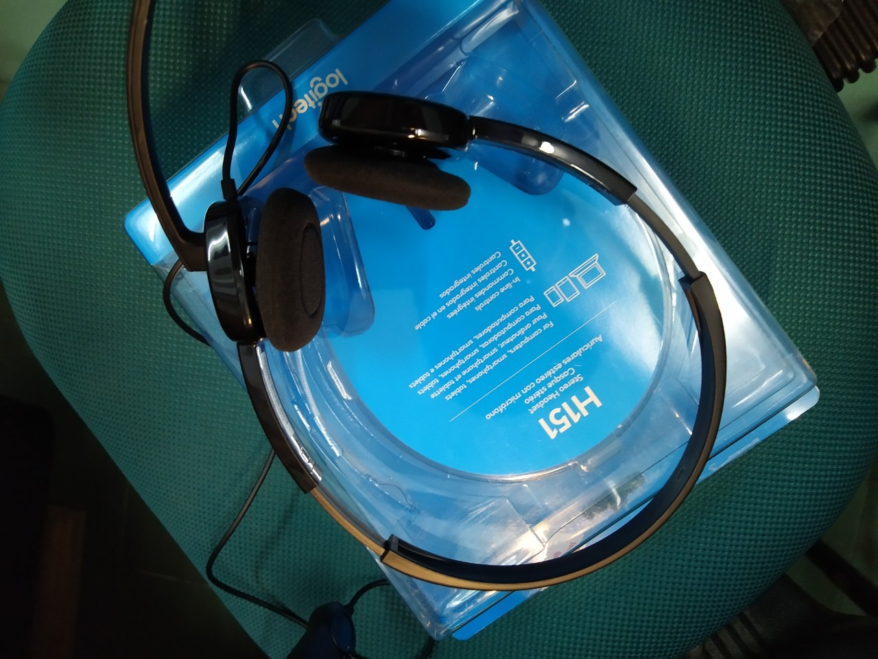 Mình mua được giảm thêm tiền do thanh toán qua Moca, còn 250k.
Tai nghe rất phù hợp đàm thoại, nhiều người đều nhận định nghe giọng mình to rõ hơn so với tai nghe trước đây (loại nhét tai). Chất âm bình thường, nghe lâu cũng hơi đau tai nhưng căn bản thì đeo chụp tai nào cũng bị ít nhiều.
Tai nghe hơi "mong manh", nếu dùng không cẩn thận chắc dễ hư, gãy, dây dài, có vòng chỉnh âm lượng trên dây là điểm cộng.