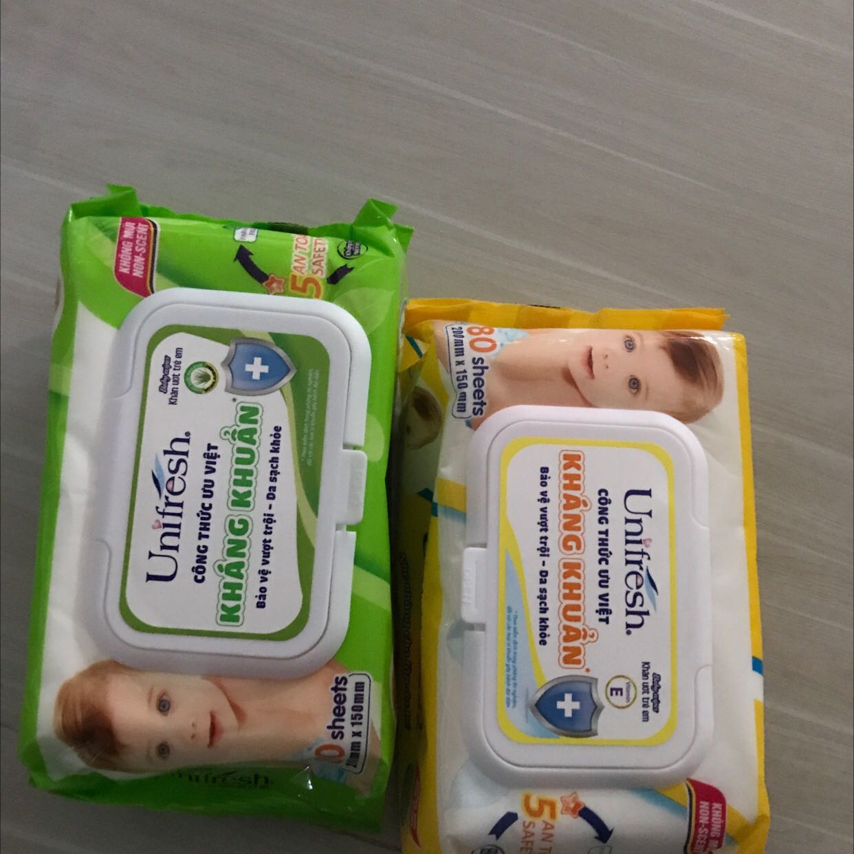 Không mùi, nhưng bé không hợp bị dị ứng, mẹ nào mua cho con nên cân nhắc nhé. Mình ham rẻ mua tới 12 gói mà về bé không sử dụng được nên để ng lớn dùng