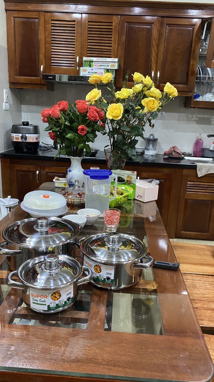 Mới nhận, chưa dùng nên chưa đánh giá chất lượng nồi, chỉ đánh giá về bán hàng. Chọn giao hàng tiki now nhưng shop tiểu xảo tách hàng km đi kèm là tikinow còn hàng chính là tikifast. Nhưng cũng ko dám giao hàng khuyến mại trước. Tóm lại ko đúng cam kết về phương thức giao hàng, khách trả tiền chuyển nhanh nhưng phải nhận chuyển hàng tiết kiệm.
Về bộ nồi khuyến mại đi kèm, vẫn biết hàng km thì khó mà đòi hỏi tốt nhưng ko nghĩ tệ đến mức thế. Nồi mỏng dính, inox kém, đáy nồi mới cho nước vào đun thử xem nhận bếp không thì đã không còn bằng phẳng, kêu rất to. Dùng sợ hỏng bếp (bếp Bosch).