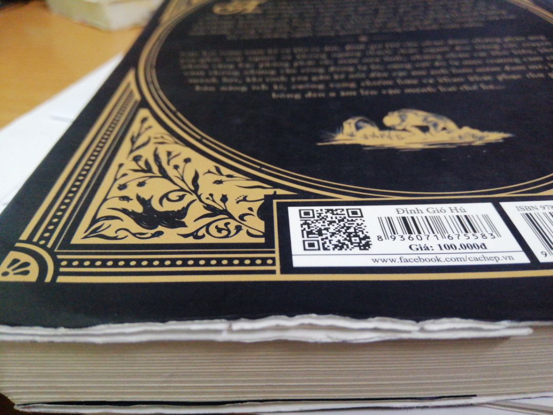 Mình đã nhận đuọec hàng hôm nay, rất hí hửng mở ra xem nhưng lại vô cùng thất vọng khi phát hiện ra chất lượng của sách vô cùng kém, có trang bị rách, bìa thì nát và gáy sách có vài vết như thể bị xây xước. Nói chung là chất lượng rất lượng rất tồi, cực kì không hài lòng.