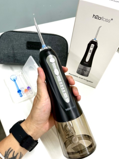 Kiểu dáng thon đẹp. Cầm nắm chắc chắn. Lực nước mạnh có 5 mức và điều chỉnh phù hợp với độ nhạy cảm của nướu răng. Về thời lượng pin thì chưa dùng nhiều nên chưa biết nhưng có vẻ ổn. Được kèm túi đựng khá là xinh xắn và đỡ thất lạc phụ kiện.