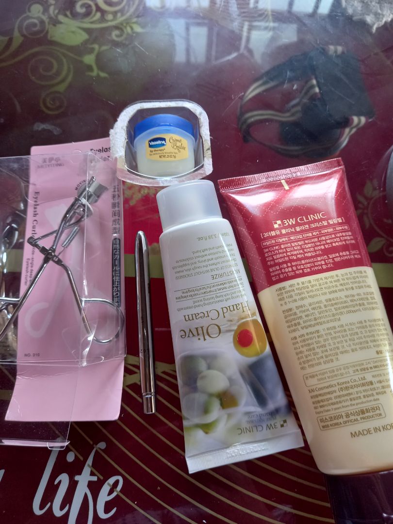 rõ ràng mình đặt bấm mi cán đen, phiếu giao hàng và đơn cũng ghi cán đen, nhưng shop giao ko đúng, chát thì ko thèm trả lời,... thật sự thiếu tôn trọng khách hàng, mình mua. hàng rất nhiều chua bao giờ đánh giá 1sao nhưng... shop thật sự... tệ