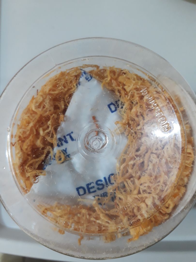 Định lượng thật có 80g thôi. Tính ra  400k/kg. Hộp và túi chống ẩm là 70g gần bằng định lượng chà bông. Với giao mình hộp thiếc như vầy ko có nắp, khui ra là phải ăn hết luôn 1 lần hay sao trời?