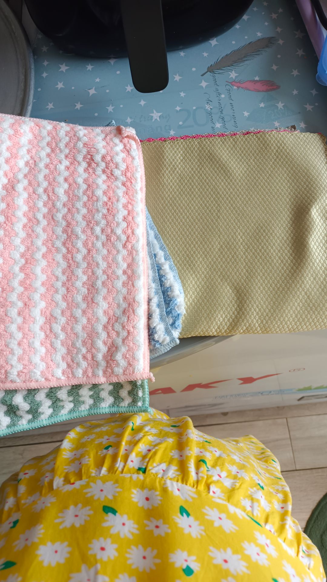 Bộ cây lau nhà rất đẹp và dễ dùng. Cây lau kính chất liệu tốt, lau sạch mà nhẹ lắm. combo 2 bộ khăn màu sắc cũng đẹp mà dùng rất thấm nước. 
sẽ ủng hộ thêm 👍