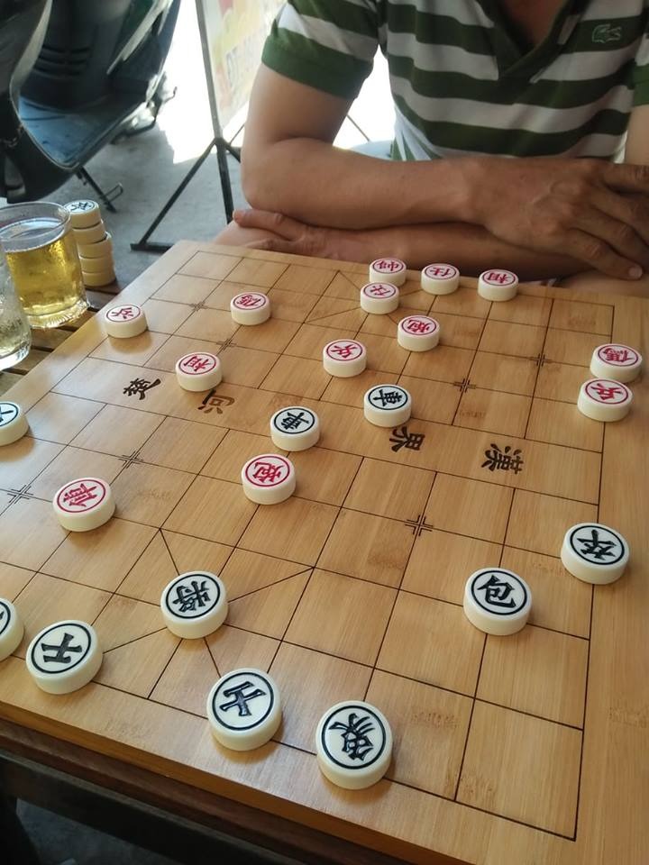 Vừa nhận hàng xong, ưng luôn. Viết cái đánh giá cho cccm như sau:
Mình đặt sau 1 ngày là có hàng. Nhiều sp đặt còn nhanh hơn. Quá ưng dịch vụ này của Tiki
Chất liệu gỗ nhẹ mà đầm tay. Hình như gỗ thông.
Chất lượng khác và in sắc nét, nên khá bắt mắt và đẹp
Hộp là bàn cờ luôn, có khuy cài nên rất tiên dụng. mang đi đâu cũng dễ
Mình chọn loại to và loại nhỏ mua tặng bố 1 bộ nữa cho các cụ ngồi chơi
Cho shop này 5***