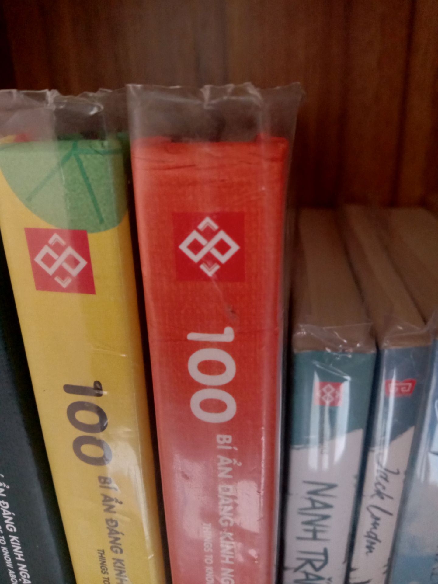 Sách hình như từng bị rơi nên gáy trên có vết gãy. Mình phải cố định lại và bao bọc mới. Nội dung hay và thú vị