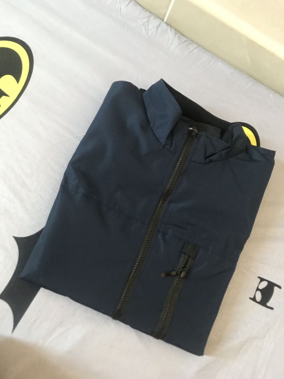 Nhận được hàng ưng gì đâu, vải áo 2 lớp nhưng thoáng, k bị bí hơi nóng. Màu chuẩn với mẫu luôn, em mua tặng bạn trai valentine xinh thế này thì đáng đồng tiền bát gạo quá, Tks