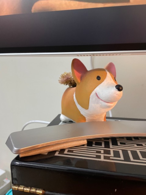 Màn hình đẹp, chất lượng hình ảnh tốt, sáng và rõ nét. Tuy nhiên màn hình k thể xoay gập được và có hơi chốc xuống, nên mình phải kê thêm giấy carton như thế này thì mới thẳng và chính diện được. 

Tiki giao hàng nhanh và giao hàng đúng thời gian dự kiến, bao bọc rất cẩn thận.