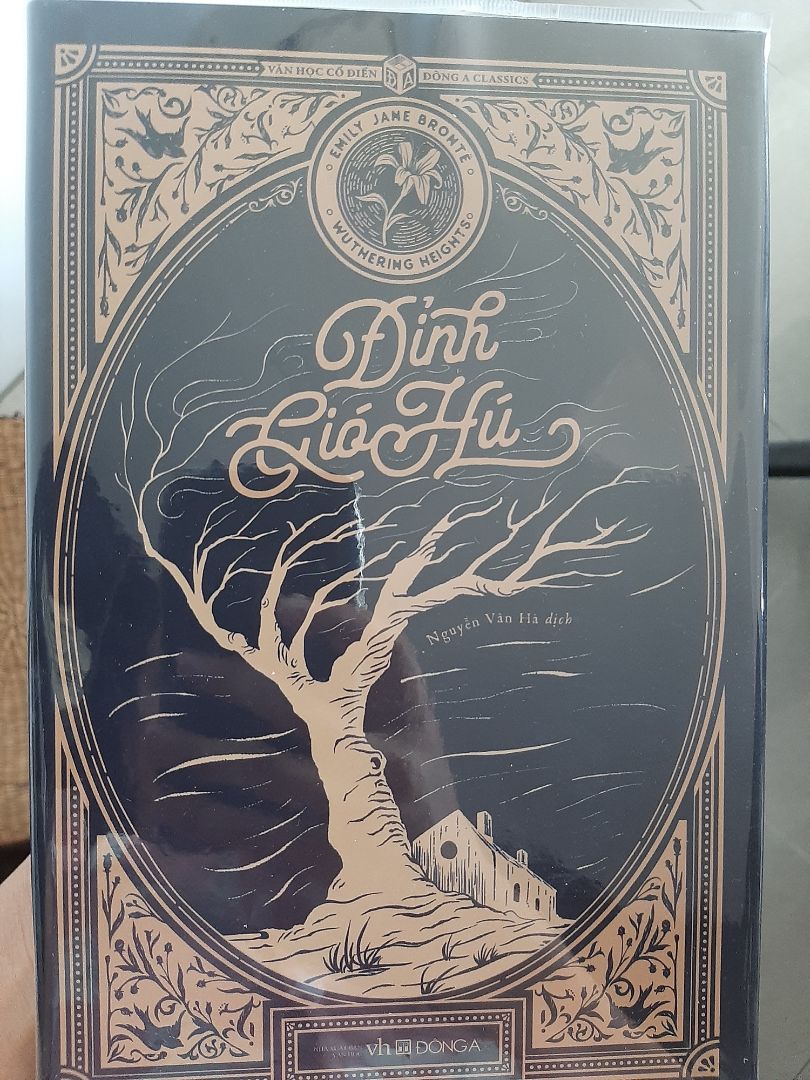 Sách được trình bày đẹp mắt, sang trọng. Giấy đẹp và in rõ ràng. Bày lên kệ sách rất đẹp.

Nội dung thì rất thu hút. Chỉ bằng ngôn từ, tác giả đã khắc họa sự hùng vĩ đến rợn người cùa Đồi gió hú, cũng như những nhân vật với nội tâm sâu sắc và tình tiết đầy kịch tính.

Một tác phẩm kinh điển đáng đọc và trân trọng.