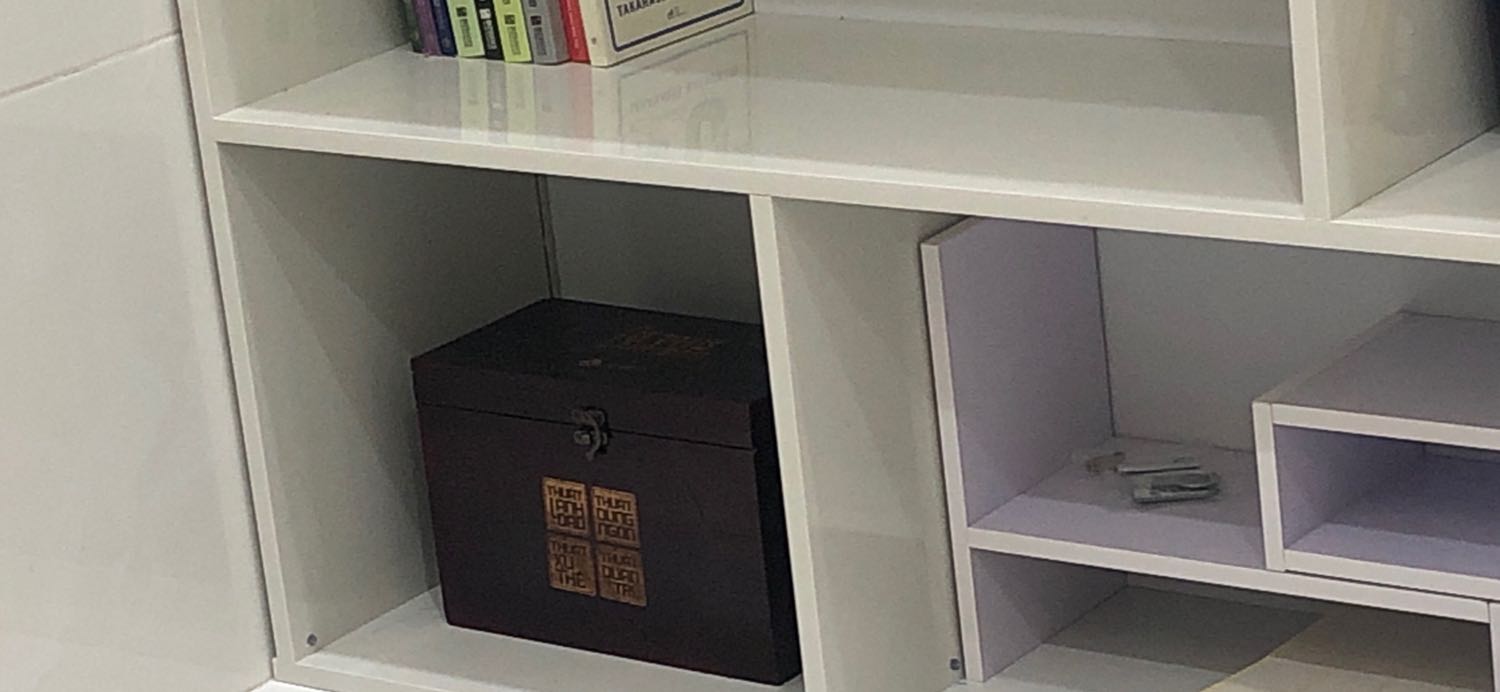 Sách mới tinh được bọc trong hộp gỗ rất trang trọng.