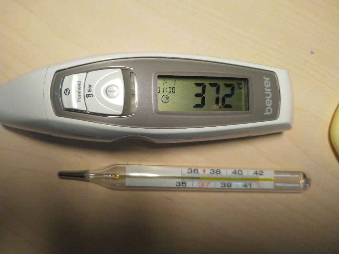 Sau một hồi tìm hiểu kỹ giữa các thương hiệu Microlife, Omron, Laica và Beurer mình quyết định chọn Beurer thương hiệu của Đức. *** lần 1 đo tai 36.4 lần 2 36.5 lần 3 là 36.4 trong khi nhiệt kế thủy ngân hiển thị là 36.6. Vậy nhiệt kế khá chính xác nhỉ. Đo trán sẽ cao hơn là 37.2. Chuyển sang đo vật, đo miệng phích nước để sau 12 tiếng được 79.8 độ. Đo nhiệt độ nước máy hâm sữa được 39.7 độ. Kết luận Nhiệt kế Beurer tốt. Về Tiki: Tiki đóng gói ngoài rất OK, còn bão bì sản phẩm thì hơi tệ, cái này chắc do bộ phận lưu kho làm chưa tốt
