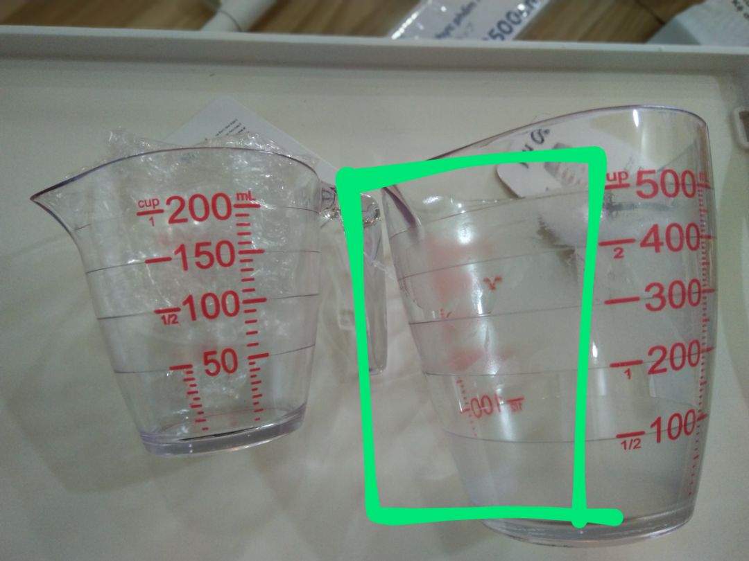 Mua lần thứ 3, thấy kệ dày chịu lực tốt, lần 1 , 2  kệ bị ố, trầy sơ nên ko nói.
Lần 3 mua quá tệ, bánh xe 4 bánh có 2 bánh xoay ko được, dính nhựa dư tùm lum. Hàng Việt Nam , tiêu chuẩn Nhật Bản như vầy thì bye bye nhé.