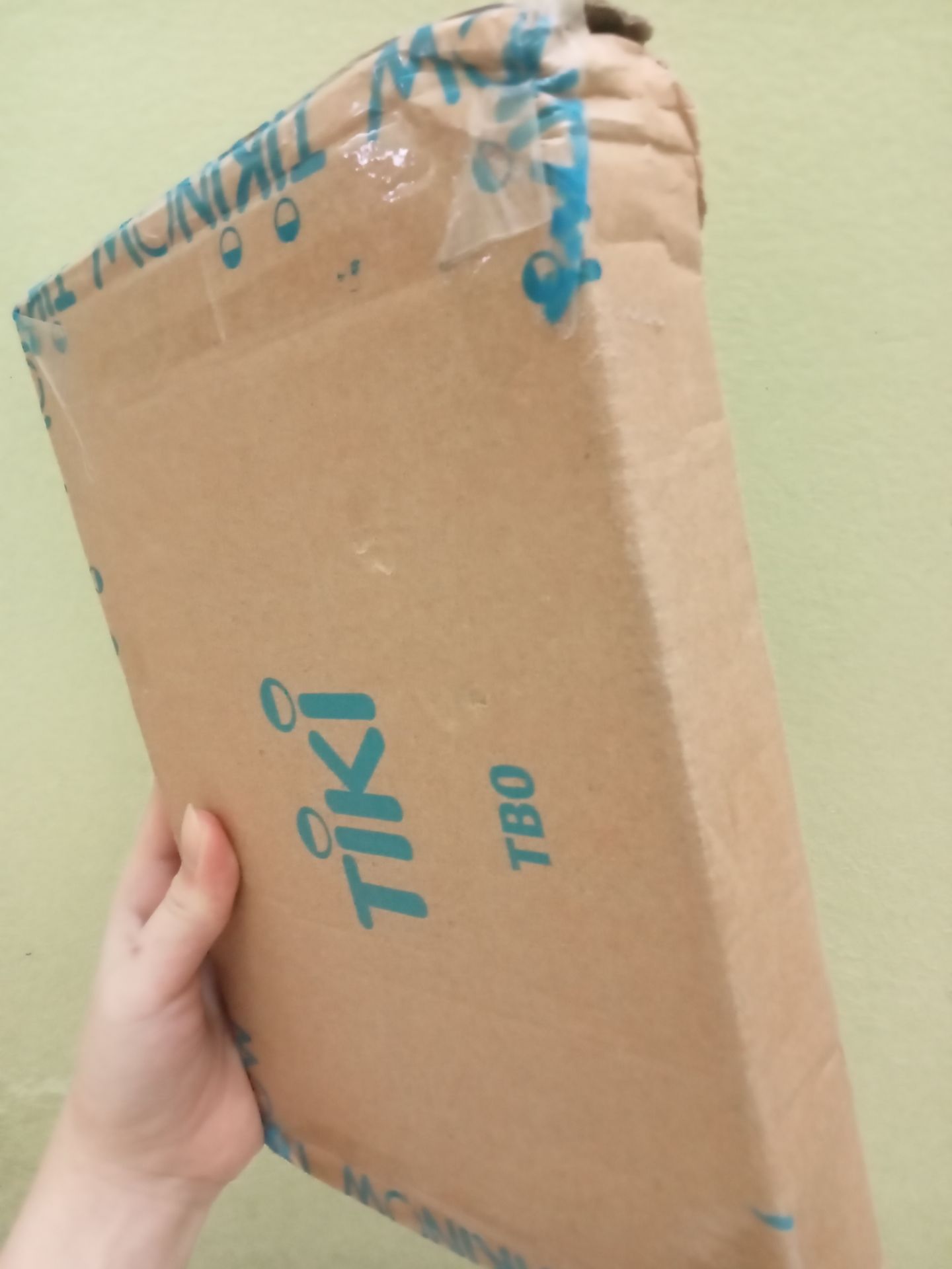 Nghe mn bảo tiki gói hàng sơ sài nhận được thì thấy sơ sài thật, hộp rách chạm được cả sách bên trong. Được cái giao hàng nhanh cực, sách mớiii, góc sách hơi nát nhưng k sao.