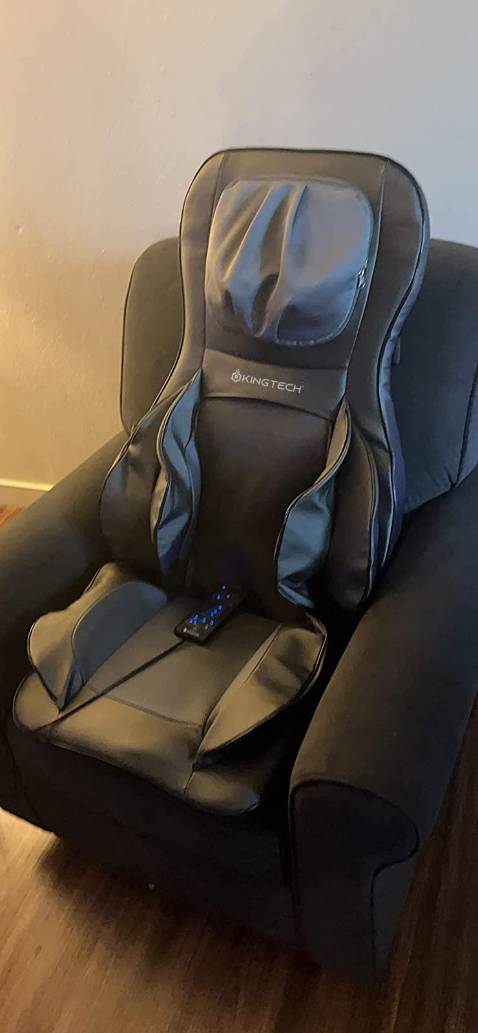 Cái đệm này theo mình thì khá to, nặng, đặt vừa ghế sofa như trong ảnh. Ngồi một lúc thấy oke, massage đầm và mạnh, da thoáng không bị bí nóng hay ngồi lên. Điều khiển thì dễ cắm điện bấm bấm là chạy. Chế độ hồng ngoại *** thử thấy ấm hơn, tốt hơn thì chưa thấy gì, có thoải  mái hơn đôi chút. Vừa xem phim vừa ngồi đệm rất ổn.