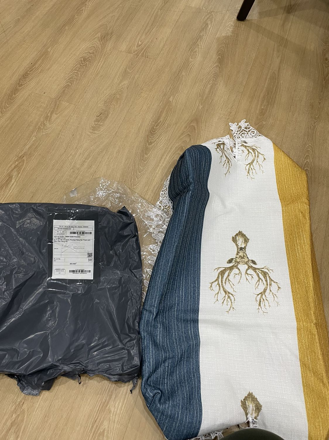 Tôi mua bộ khăn phủ đàn và ghế shop giao mỗi phủ ghế .có bị nhầm gì ko shop