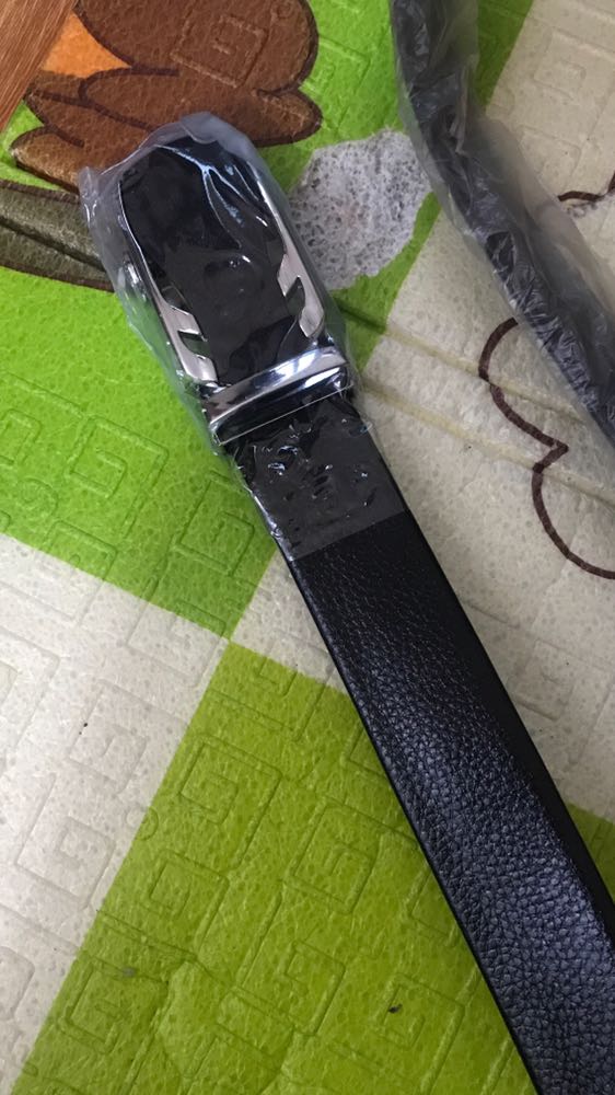 Thắt lưng quá là đỉnh cao luôn. Đầu khoá quá là đẹp, trông đơn giản nhưng đẹp, dễ phối đồ, rất chắc chắn luôn. Dây da mềm đẹp và dài. Đường may tỉ mỉ cẩn thận. Mua được mấy hôm mới đem ra review được. Sản phẩm tốt sẽ tiếp tục ủng hộ shop.