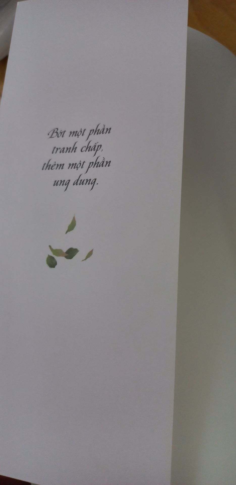 Vừa mới nhận sách, chưa đọc qua. Quyển sách này mình thấy nhiều giới thiệu trên các diễn đàn nên quyết mua để dành đọc. Dù chưa xem nhưng xem chữ các trang mở đầu đã cảm thấy nội dung hay. Hy vọng nội dung cũng như tiêu đề sẽ giúp tâm tĩnh lặng hơn!