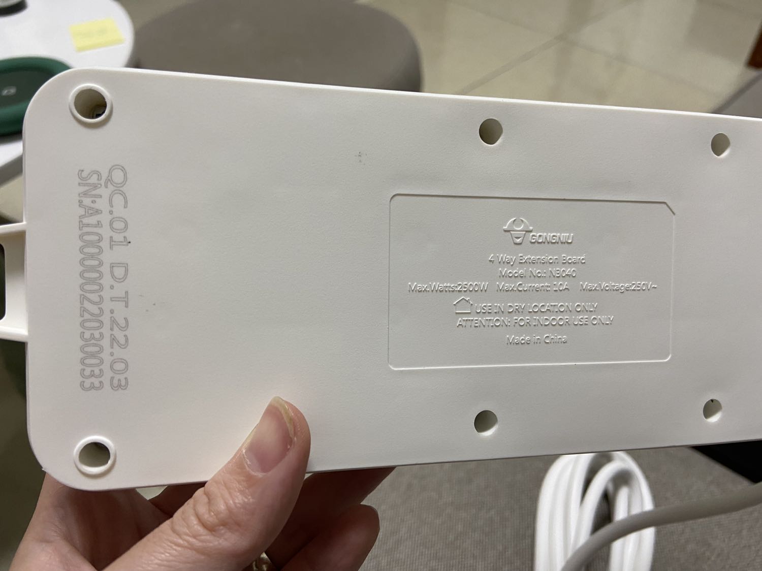 Ổ điện hiệu này mình rất ưng. Cắm dễ. Nút bấm cũng dễ.
Điểm trừ cho đóng gói của shop. Tới tay mình thì cái hộp bẹp dúm dó hết. May bên trong ko sao