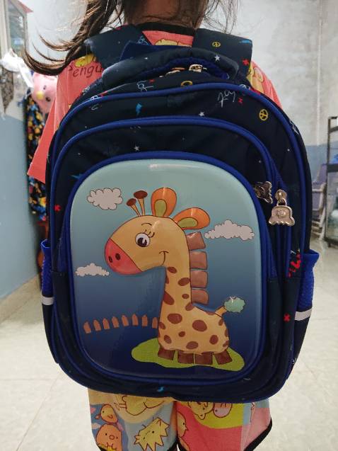 Mẫu mã đẹp
Nhiều ngăn tiện dụng
Vừa với thân hình của bé nhà mình
Giao hàng đúng hẹn, đóng gói cẩn thận
Điểm trừ là đường chỉ may vẫn còn lỗi
Thông cảm được vì giá cũng rẻ