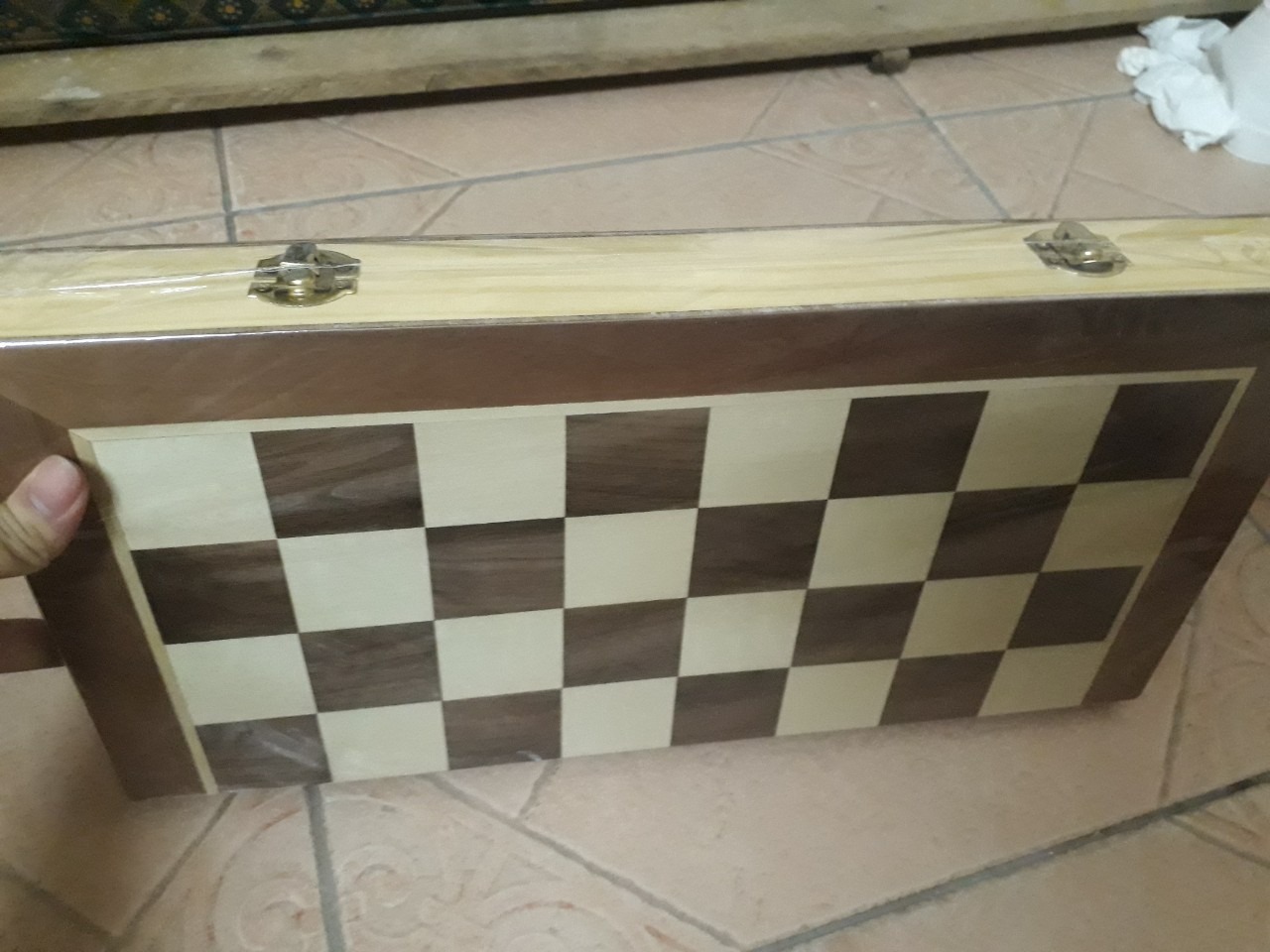 Các quân cờ khắc rất nét và cầm chắc tay. Màu gỗ nhìn cũng sang nên thấy đáng giá tiền. Giờ mình có muốn mang đi đâu thì nó khá là tiện.