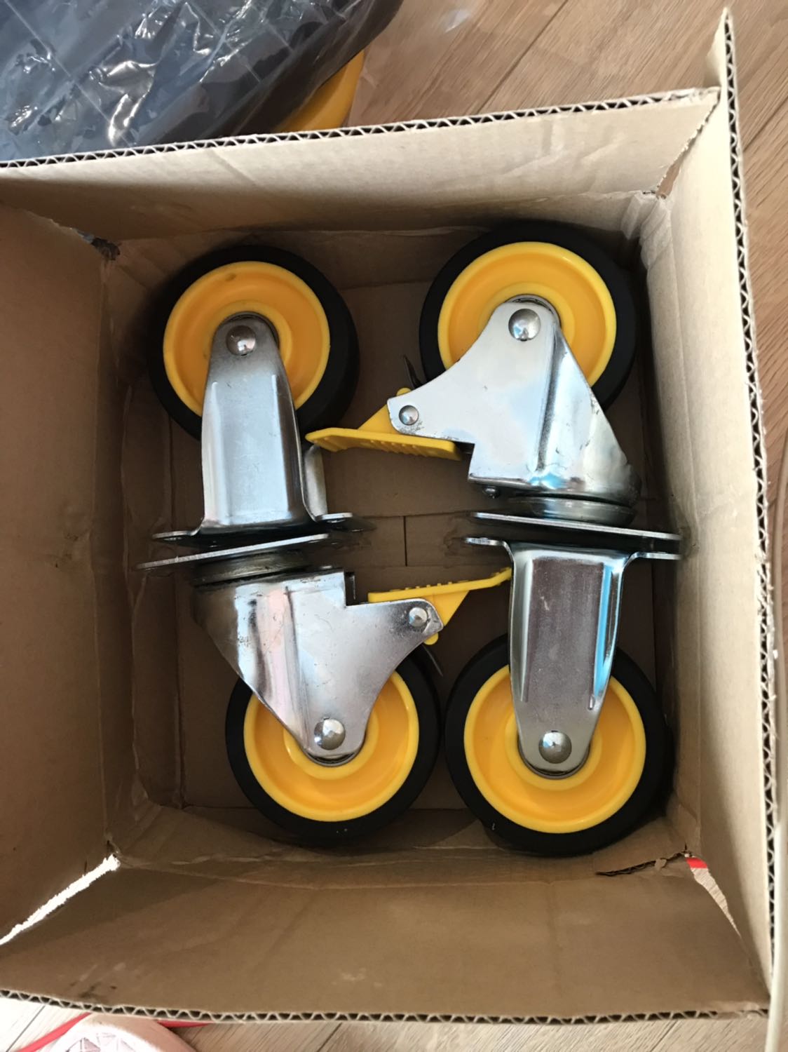 Hàng giao đúng hẹn, nhanh. Sản phẩm trông bề ngoài đẹp, chắc chắn, đường nét, cho tiết sắc sảo, có vẻ đúng là hàng chính hãng. Chưa sử dụng nên chưa biết có bền không nhưng nhìn bề ngoài và kết hợp với hãng sản xuất là hãng của Mỹ (dù vẫn SX ở TQ) thì cũng hi vọng và tin tưởng hơn là mấy hãng vô danh của tàu với Nhật rởm

GÓP Ý: Nên có luôn cái cờ-lê để khách hàng lắp cho tiện. Chả đáng bao tiền mà KH sẵn sàng trả thêm. Giờ lại mất công đo kích thước rồi lóc cóc đi tìm hàng sắt mua cờ-lê đúng cỡ mới lắp vào được, rất là bất tiện