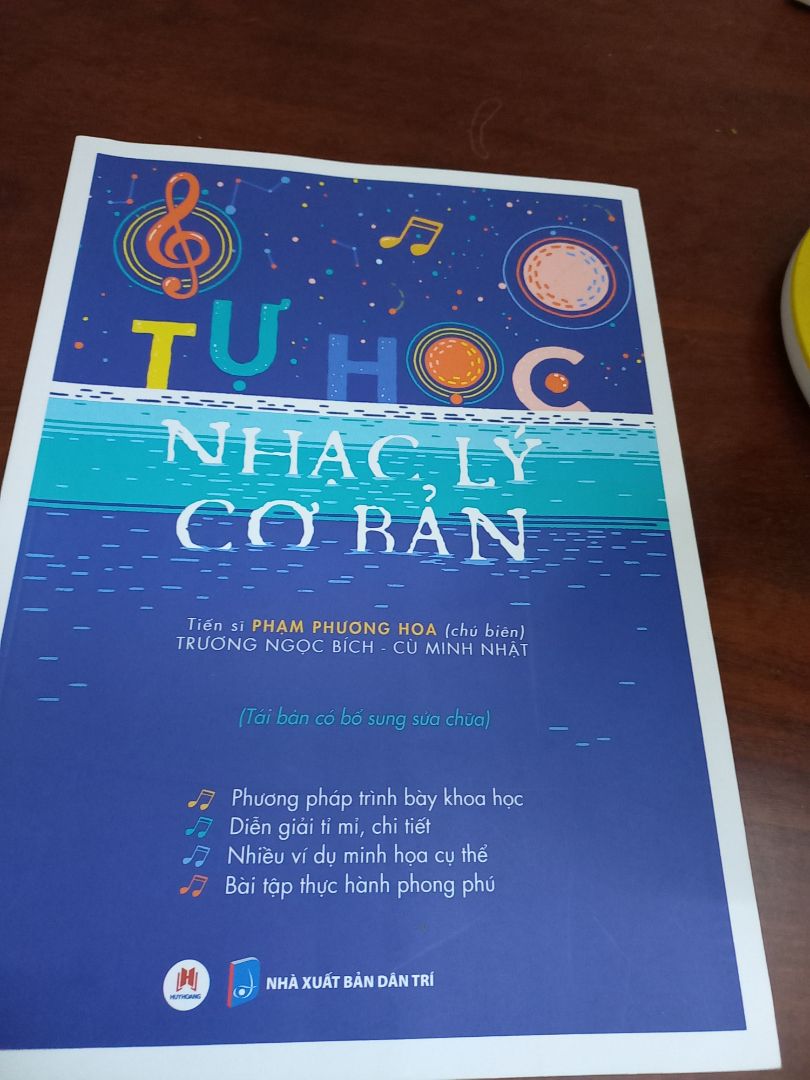 Sách hơi to và dày, nội dung viết chữ to, dễ đọc, dễ hiểu, sau mỗi bài học còn có bài tập.   không cần giáo viên, học sách này vẫn có thể hiểu nhạc lý cơ bản tốt
