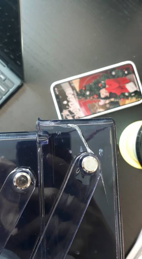 Kệ mình vừa mở ra đã bị vỡ ở góc như hình đính kèm, Tiki check lại và hỗ trợ xử lý giúp mình nhé