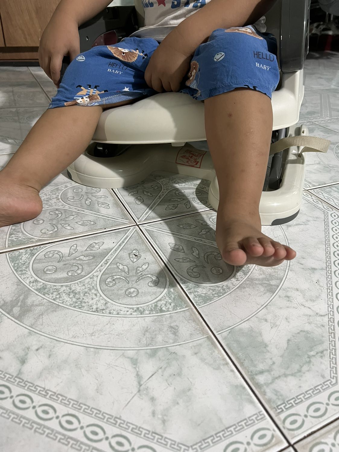 Shop ơi! Ghế bị nghiêng 1 bên dù mình đã lắp ghế đúng hướng dẫn Shop ơi! Ghế bị nghiêng 1 bên dù mình đã lắp ghế đúng hướng dẫn