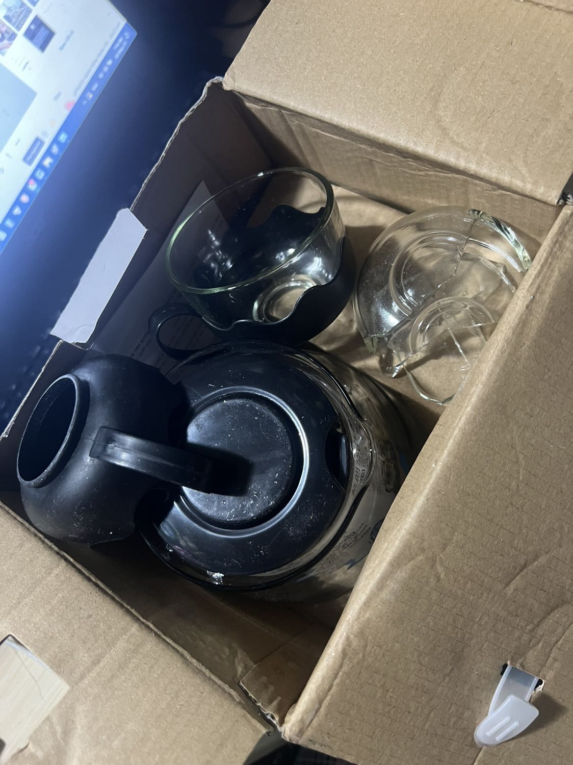 Bộ ly bể tan nát. Cần trả hàng