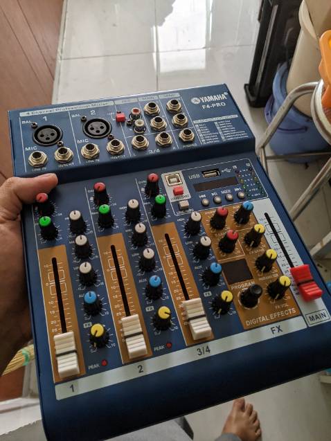 Hàng mới nên ngoại hình bóng, đẹp.
Mua vì có cổng Aux, Insert và cổng usb để kết nối máy tính. Rất tiện để livestream, videocall mà cần phát ra loa. 
Kết nối bluetooth dễ dàng.
Máy tính tự nhận driver nhưng chỉ có thể thu âm 1 kênh đầu ra của mixer, không thể thu multitrack. Driver cũng không hỗ trợ thu âm hệ ASIO, chỉ có thể dùng DirectSound hoặc WaveOut.

Quá ngon trong tầm giá.