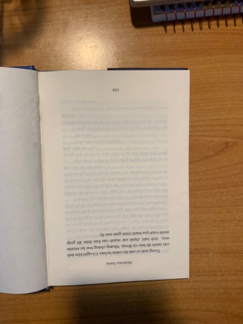 Sách bị in ngược từ đầu đến cuối chưa kể đến những vết nhớp nhớp dính dính tại bìa và bị sờn phần bìa. Giao hàng nhanh nhưng chất lượng sách quá tệ!!!