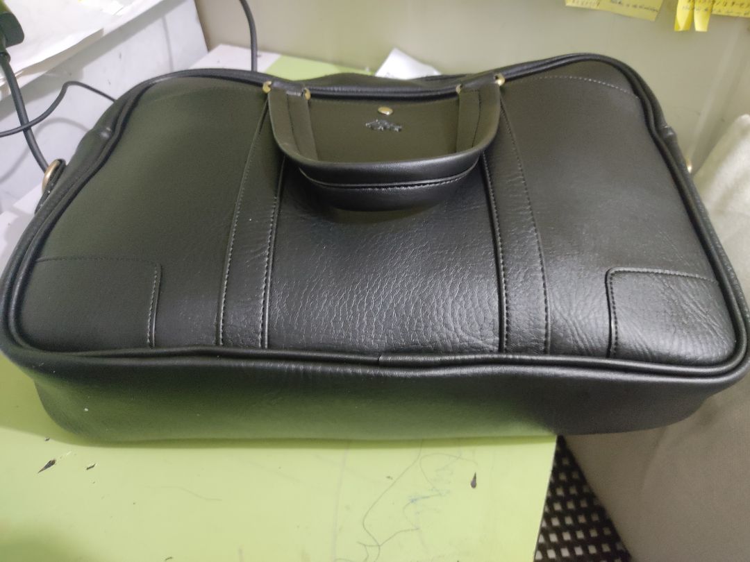 Chất lượng da của nhà lata thì phải nói là vừa rẻ lại xịn, không chê được. Mình đã dùng mấy sản phẩm rổi.
Túi hơi to so với tưởng tượng, đường may không được đẹp lắm.
Túi nặng, chắc chắn nhé.
Ship hàng nhanh. Tổng 9điểm
Tiki mãi đỉnh