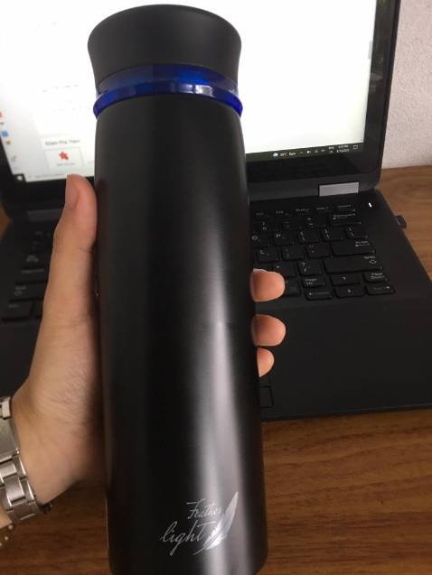 Nhận hàng thấy bình bị xước buồn ghê, tin tưởng vì chất lượng bình tốt, mua ở chỗ uy tín, đánh giá cũng cao nhưng khi em nhận hàng mà bị xước 2 chỗ khó chịu thật sự, về giao hàng thì nhanh, hàng nguyên vẹn nhưng giờ đổi trả thì rất mệt với rắc rối nên phải tạm chấp nhận dùng thôi.