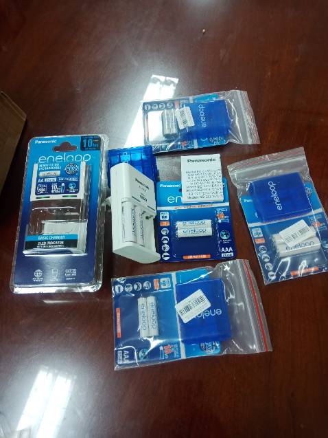 Pin hợp với nhiều thiết bị, đèn dùng pin này sáng hơn pin ko sạc. Thời gian pin đầy là 10 tiếng với bộ sạc thường. Nhà bán đóng gói kỹ, giao hàng sớm