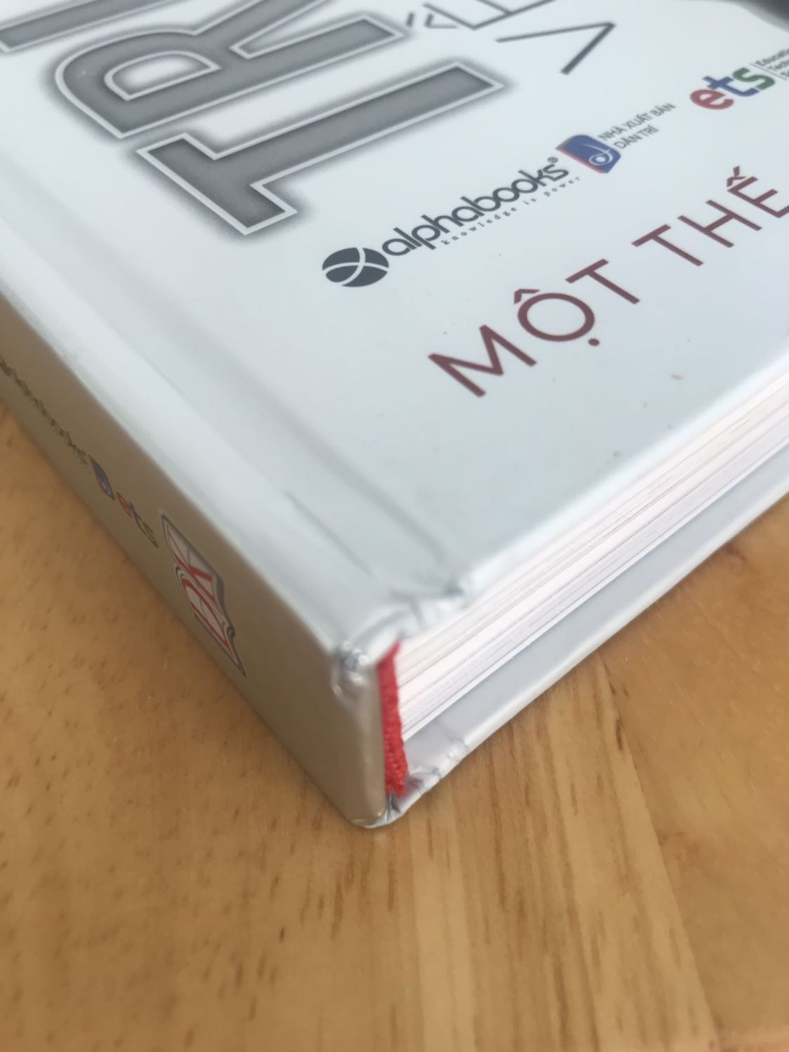 Mua hàng tiki nhiều nên nhận thấy dịch vụ tiki ngày càng tệ. Đóng gói rất sơ sài, bọc giấy lỏng lẻo không có mút đệm như fahasa nên sách bị dập gáy ở các cạnh. Sách nặng nhưng cầm rất lỏng lẻo, bị bung gáy một ít.

Về đơn vị giao hàng BEST thì nhiệt tình và thân thiện.

Về nội dung thì rất hay, hình ảnh đẹp, phù hợp cho mọi lứa tuổi.