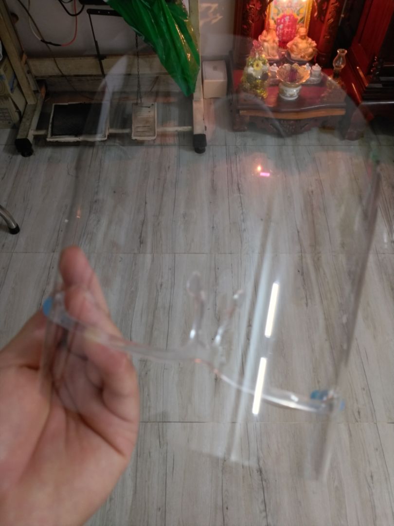 Sản phẩm không giống mô tả, ghi là nhựa cứng nhưng hàng được giao chỉ là tấm nhựa dẻo mỏng, thật sự quá thất vọng, không có phần trả hàng, thật là mất uy tín, lời khuyên shop nên chỉnh đốn lại cách mô tả sản phẩm của mình.