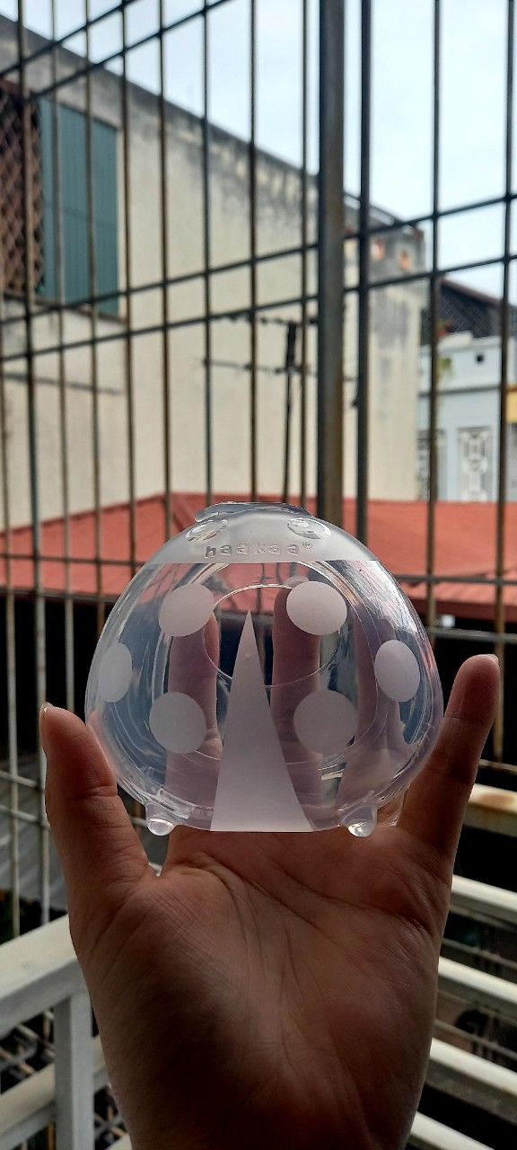 Mình xem bên riview cốc hứng sữa nên có tìm hiểu sane phẩm của Haakaa. Lên tiki đặt vừa nhận hàng xong, hàng chuẩn chính hãng hộp đựng xịn xò. Có thử dùng cốc rồi mới áp vô mà đã hút được sữa ra , thích dã mannn 🥰🥰🥰