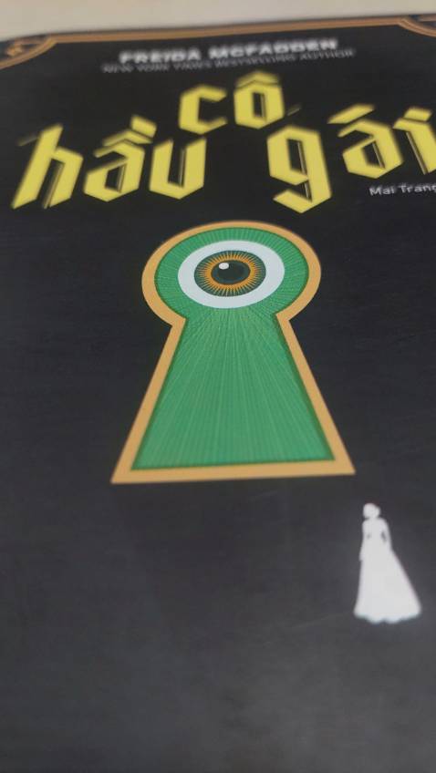 Một cốt truyện, một kịch bản đậm chất Mỹ, một trò chơi điên khùng dưới vỏ bọc ái tình của một kẻ thái nhân cách. Tất nhiên như bao câu chuyện kiểu Mỹ kẻ chủ trò rốt cục lại trở thành nạn nhân của chính trò chơi do mình tạo ra. Freida McFadden rất khéo léo khi tạo dựng một câu chuyện hấp dẫn cùng những nhân vật hết sức thú vị.
Không ngạc nhiên khi bộ phim cùng tên đang trong giai đoạn sản xuất cũng sẽ được ra mắt vào cuối năm nay với sự xuất hiện của ngôi sao đang lên Sydney Sweeney cùng đàn chị Amanda Seyfried.