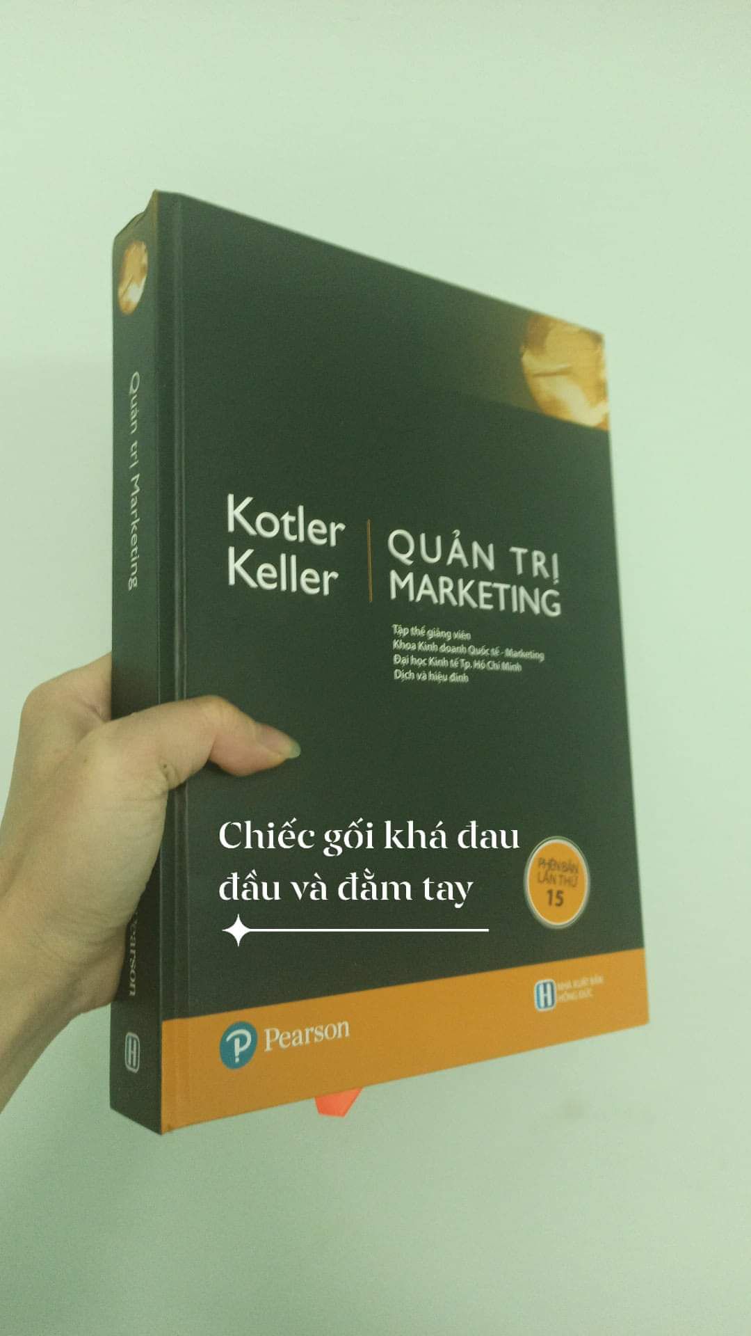 - Kiến thức từ cuốn sách rất hữu ích cho những ai đang tìm hiểu về Marketing.
- Nội dung nhiều và chữ nhỏ hơn các cuốn sách khác.
- Gáy sách bị bong sau khi đọc hết 1/3 cuốn sách
- Sách này ngoài đọc còn có thể dùng làm gối nha.